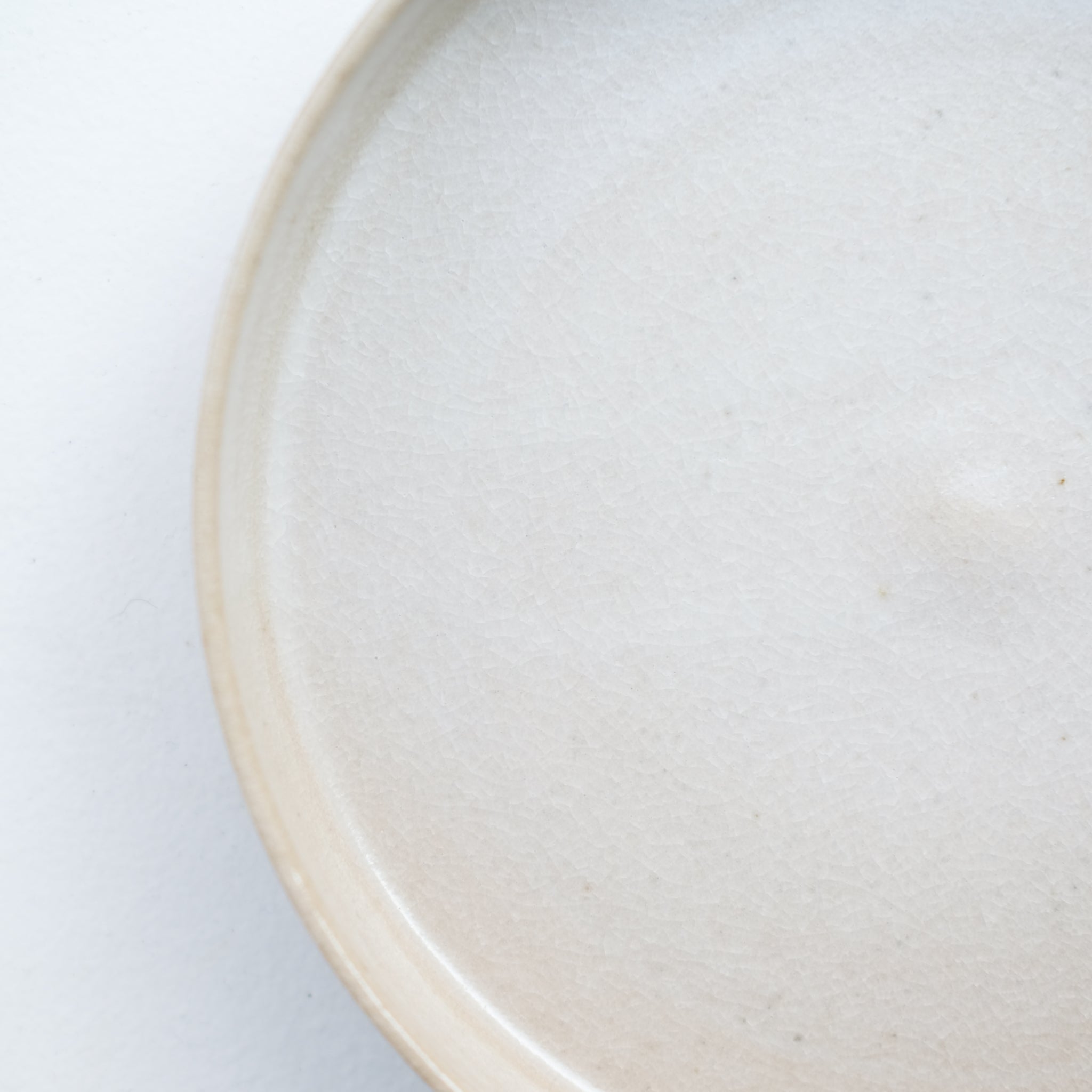 Assiette à rebord beige craquelé par la céramiste Laurence Labbé chez Brutal Ceramics