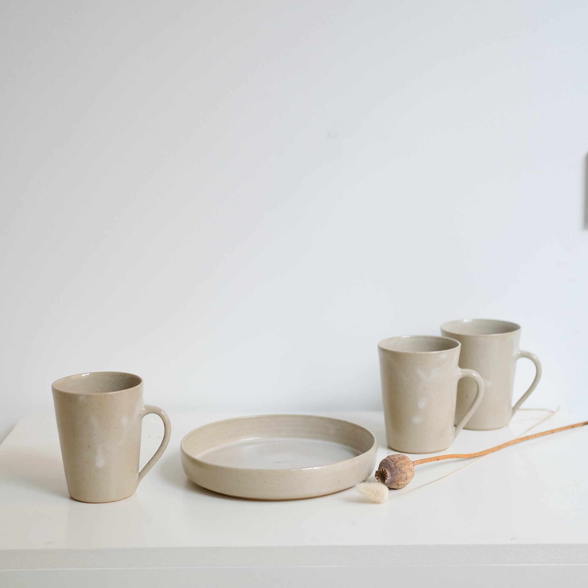 Assiette à rebord beige craquelé par la céramiste Laurence Labbé chez Brutal Ceramics
