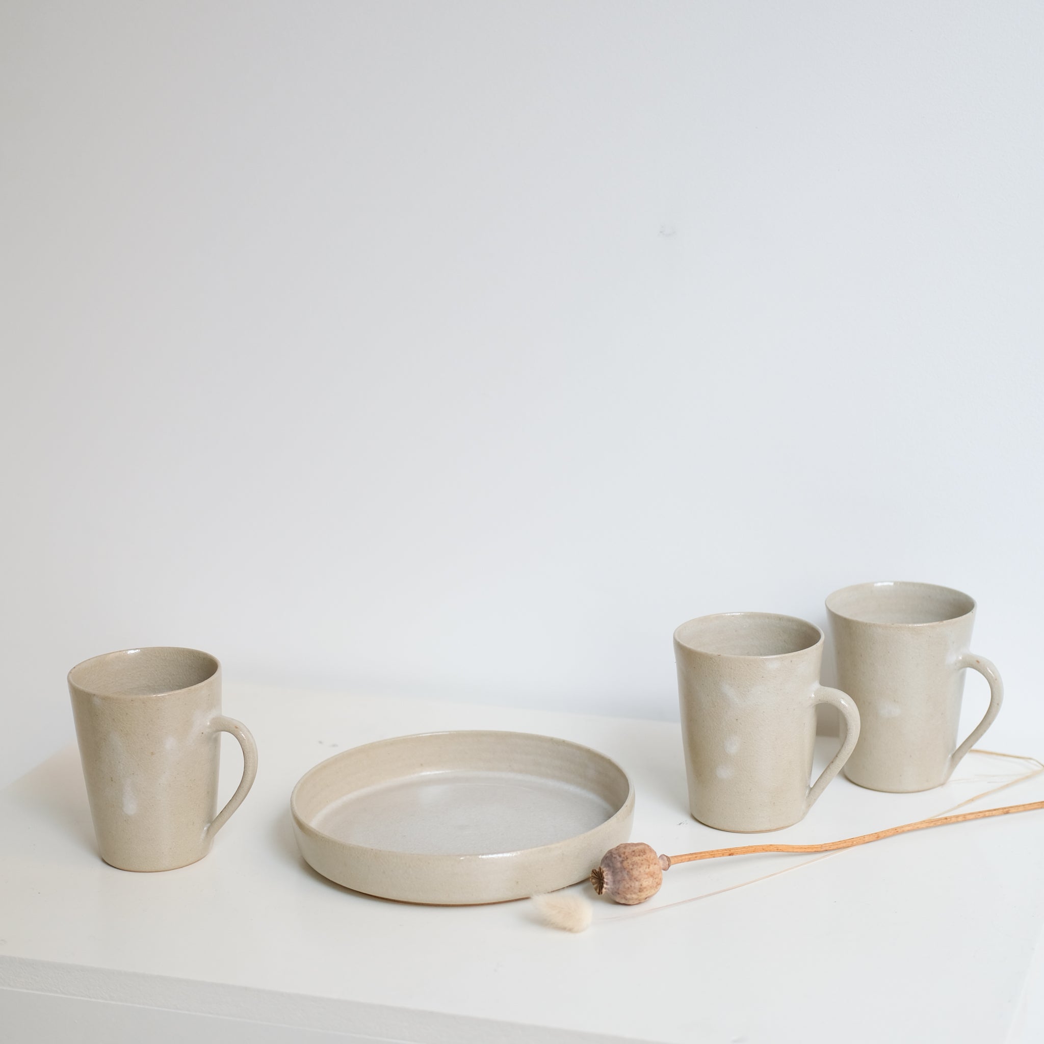 Tasse en grès 280ml - beige craquelé par la céramiste Laurence Labbé chez Brutal Ceramics