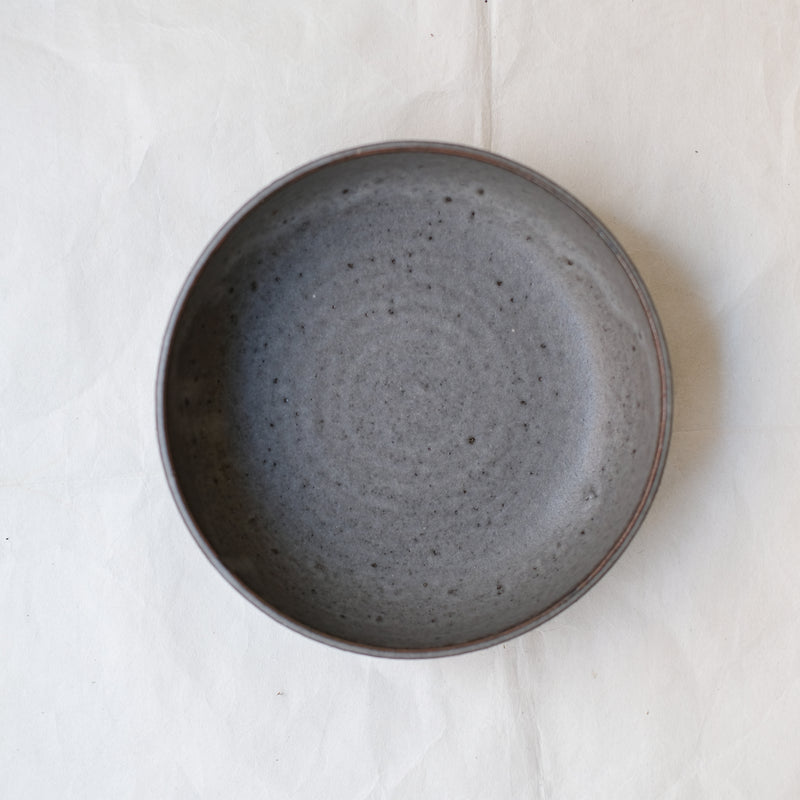 Assiette creuse en grès par la céramiste Laurence Labbé chez Brutal Ceramics