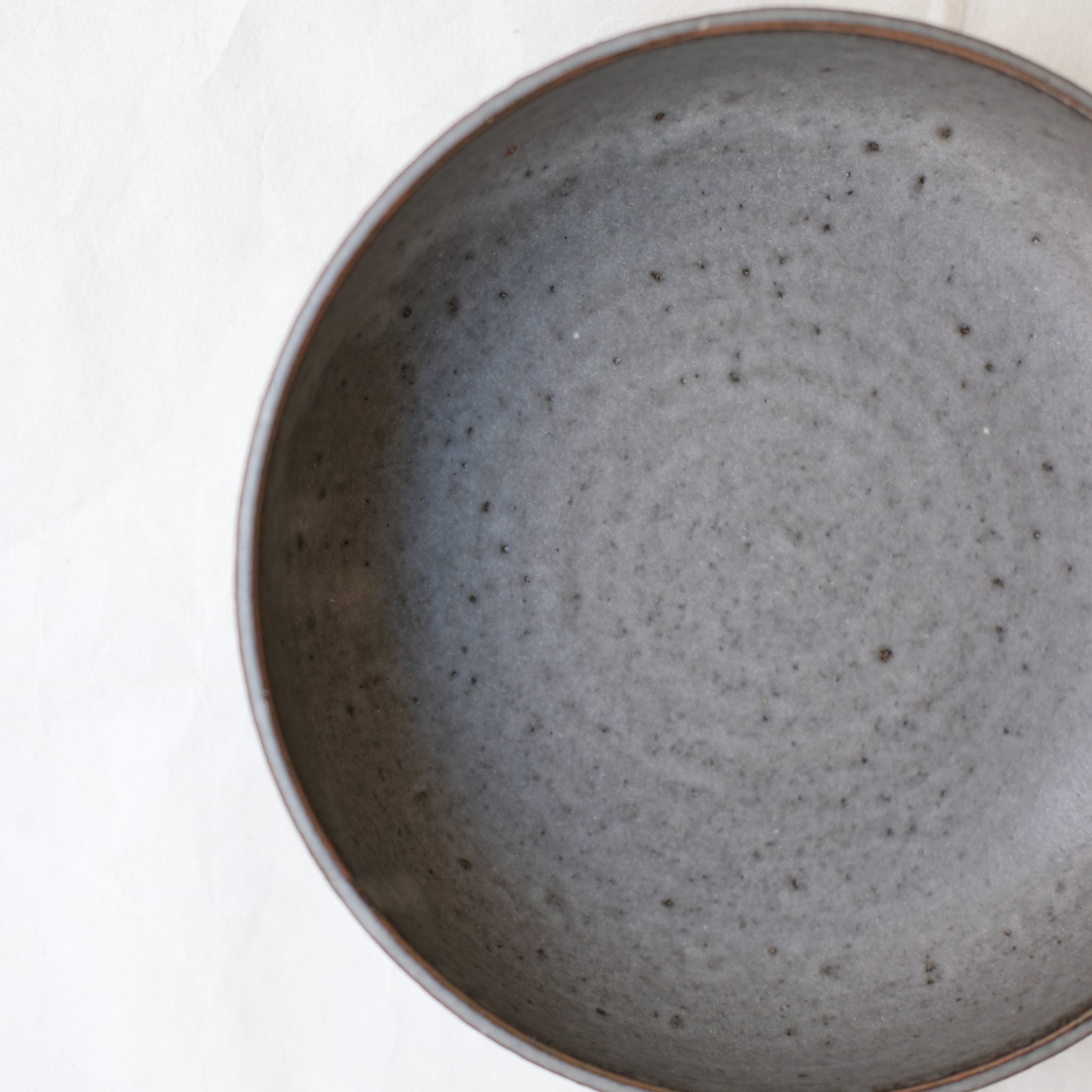 Assiette creuse en grès par la céramiste Laurence Labbé chez Brutal Ceramics