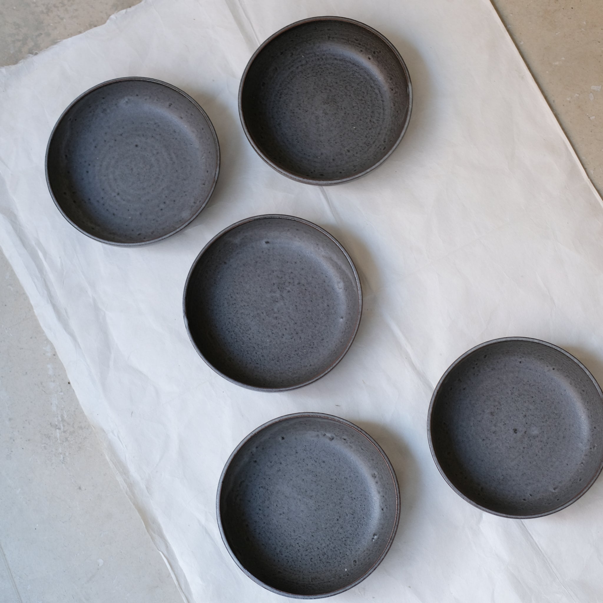 Assiette creuse en grès par la céramiste Laurence Labbé chez Brutal Ceramics