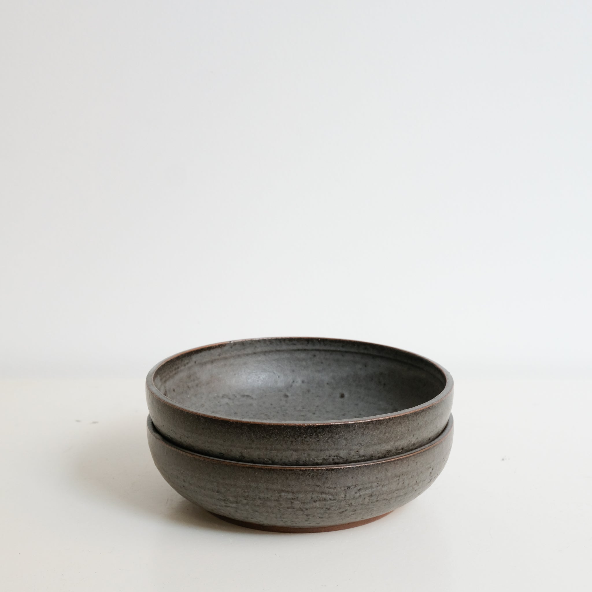 Assiette creuse en grès par la céramiste Laurence Labbé chez Brutal Ceramics