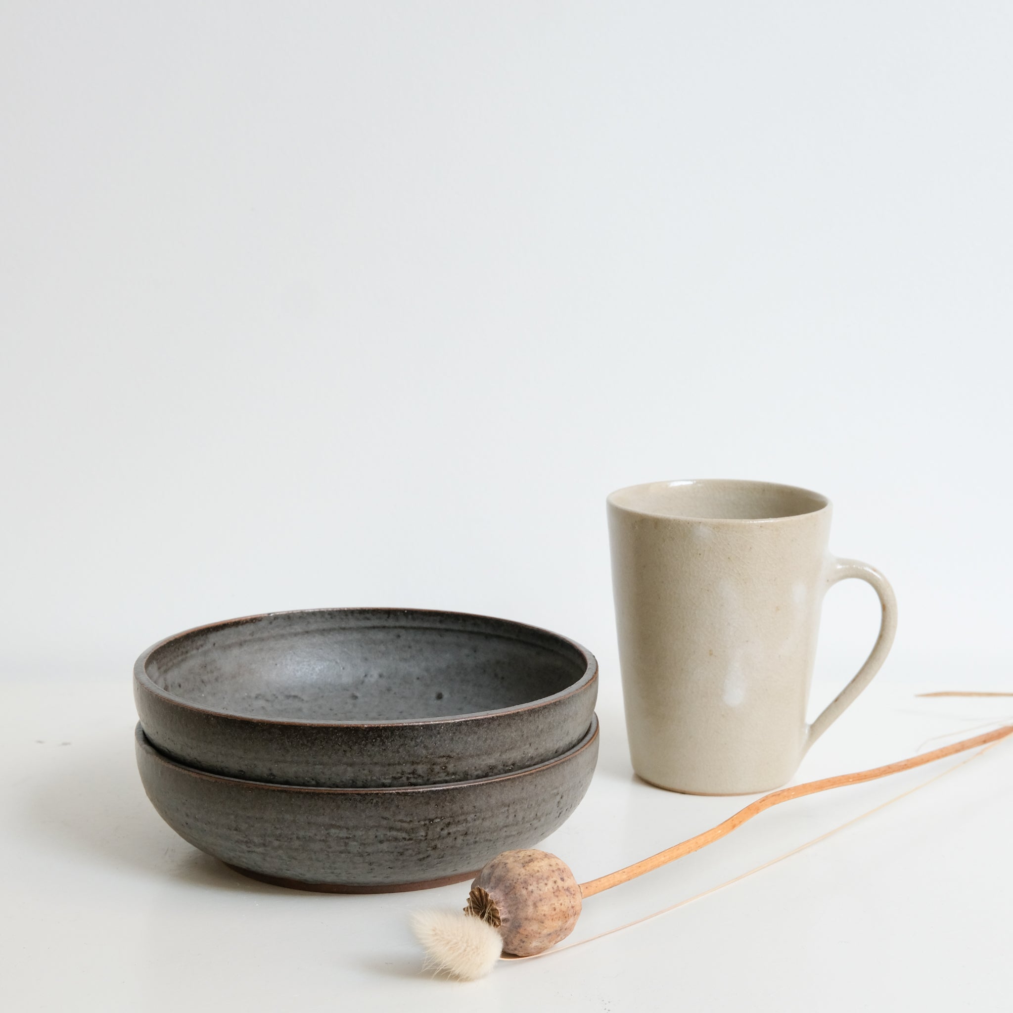 Tasse en grès 280ml - beige craquelé par la céramiste Laurence Labbé chez Brutal Ceramics