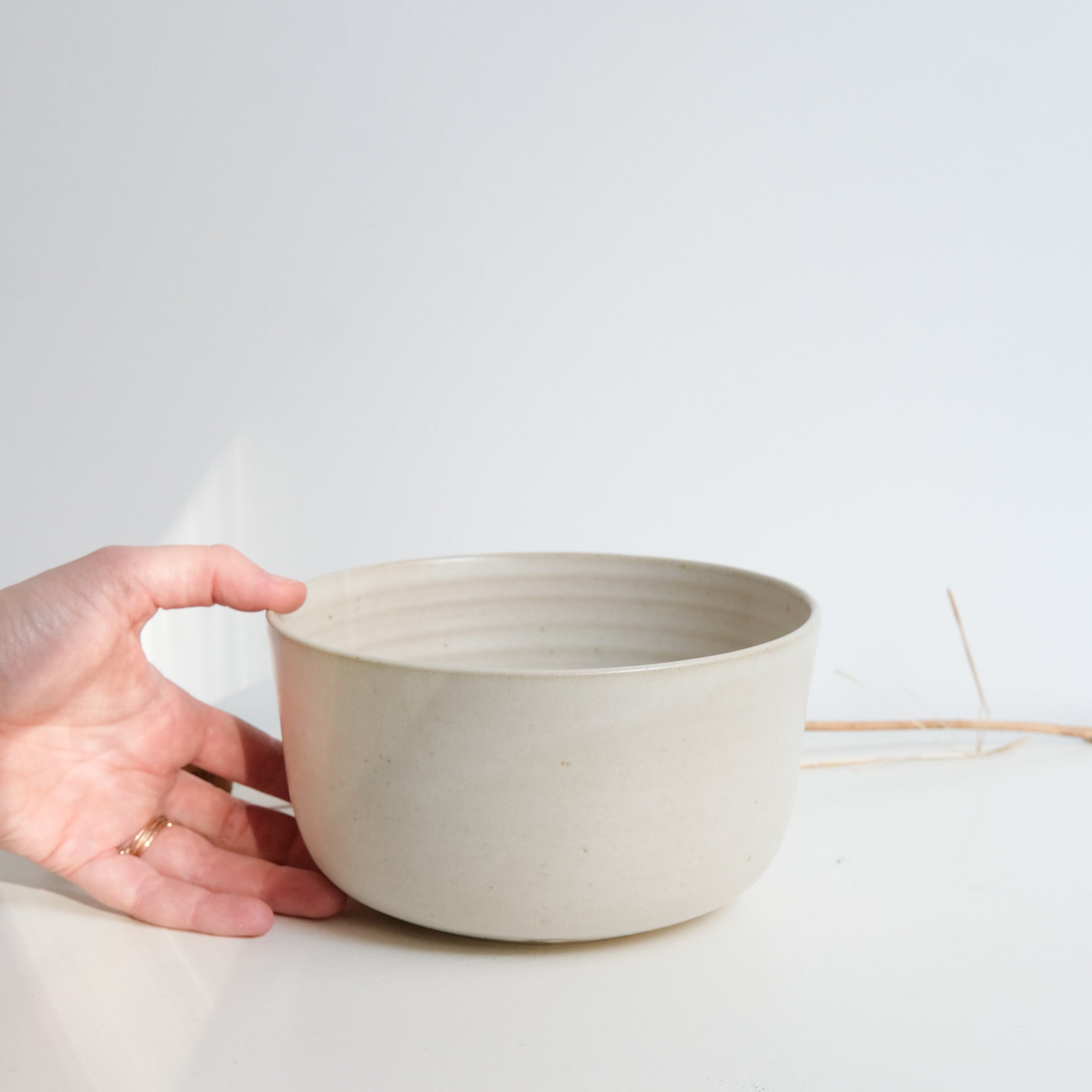 Saladier en grès D 17,5cm - Beige satiné par Laurence Labbé chez Brutal Ceramics