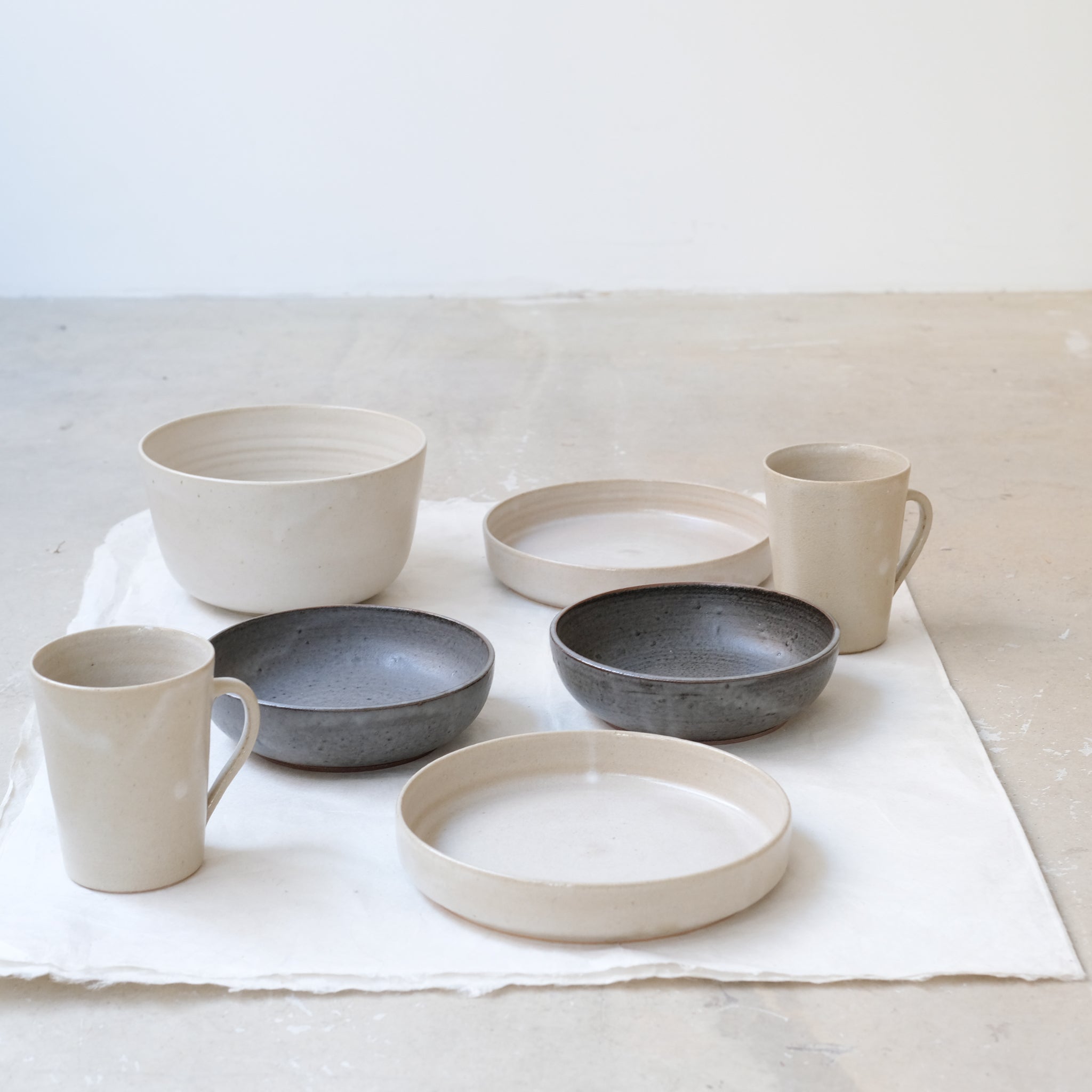 Assiette à rebord beige craquelé par la céramiste Laurence Labbé chez Brutal Ceramics