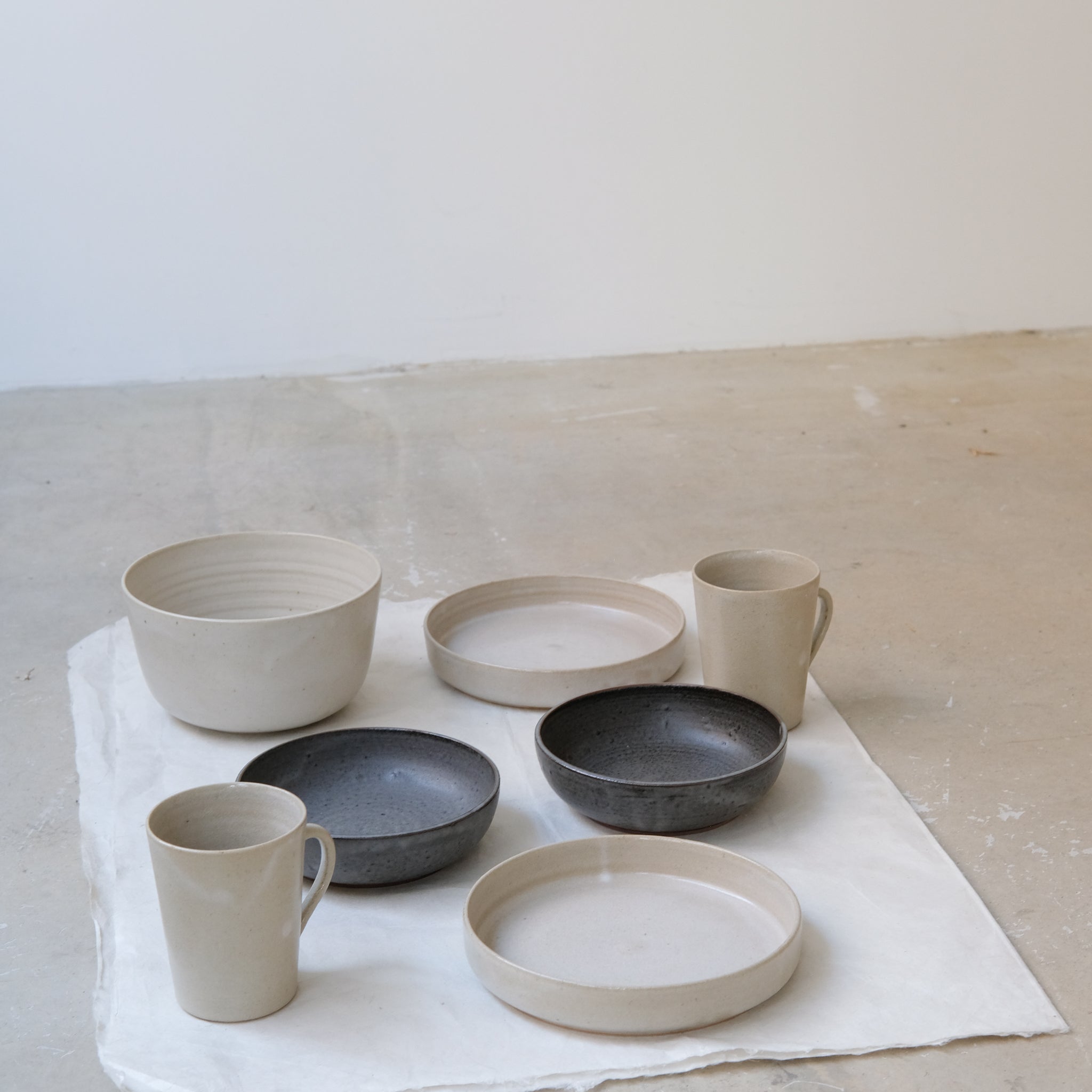 Assiette creuse en grès par la céramiste Laurence Labbé chez Brutal Ceramics
