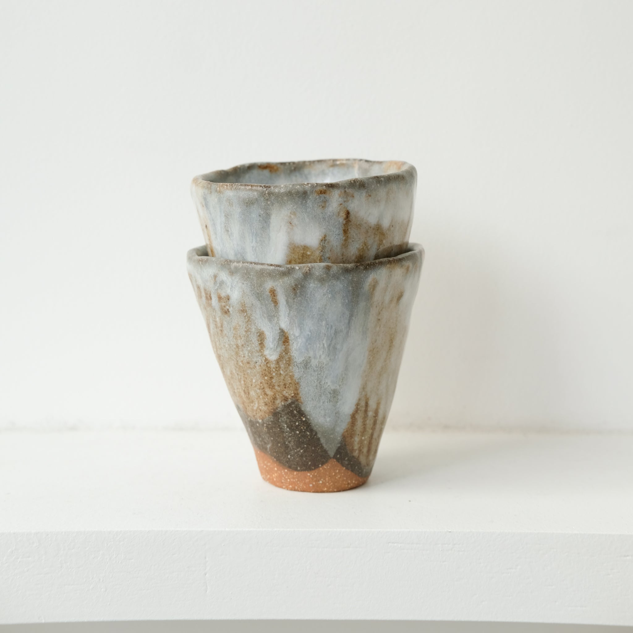 Tasse en grès roux 100ml- blanc, gris brun de Lola Moreau chez Brutal Ceramics