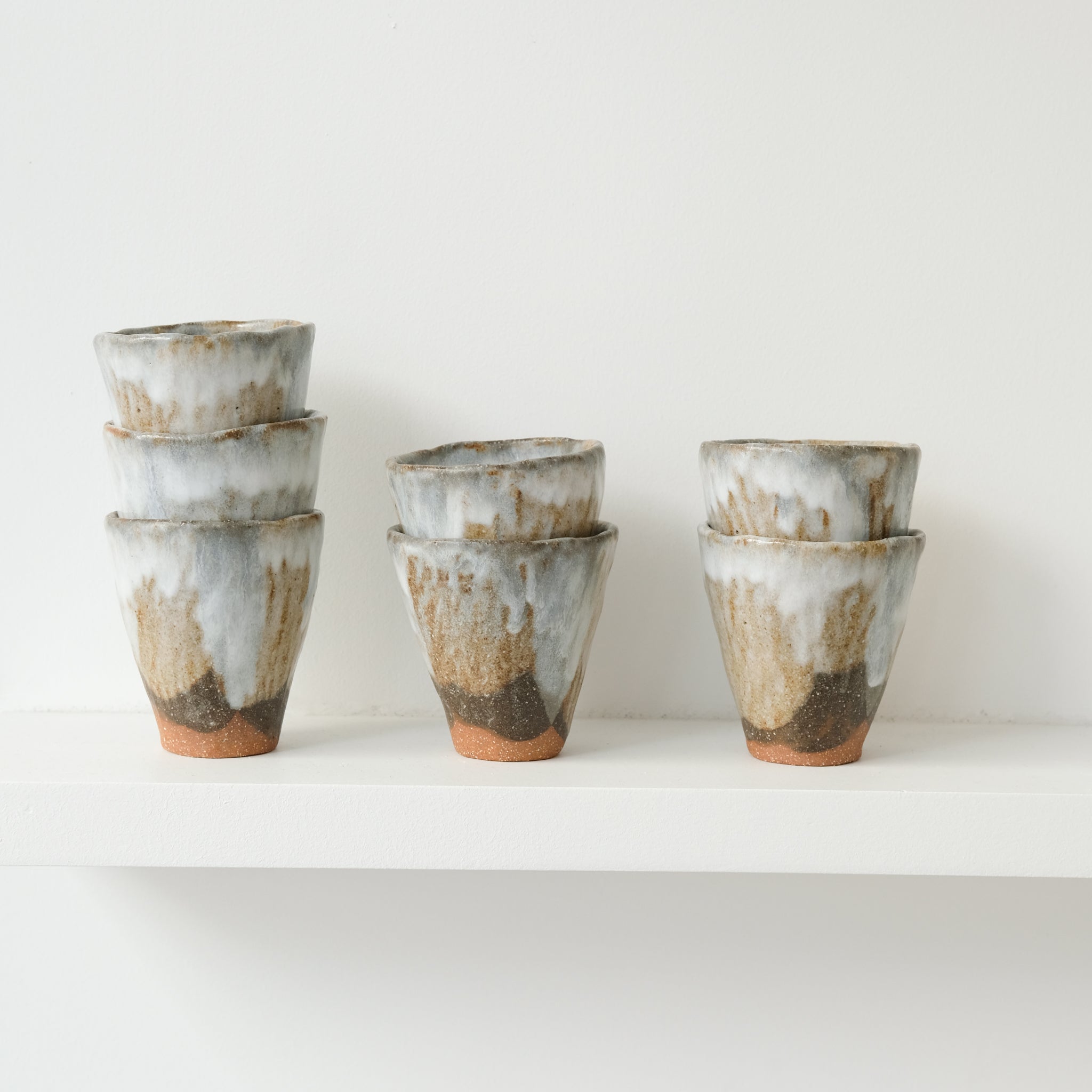 Tasse en grès roux 100ml- blanc, gris brun de Lola Moreau chez Brutal Ceramics