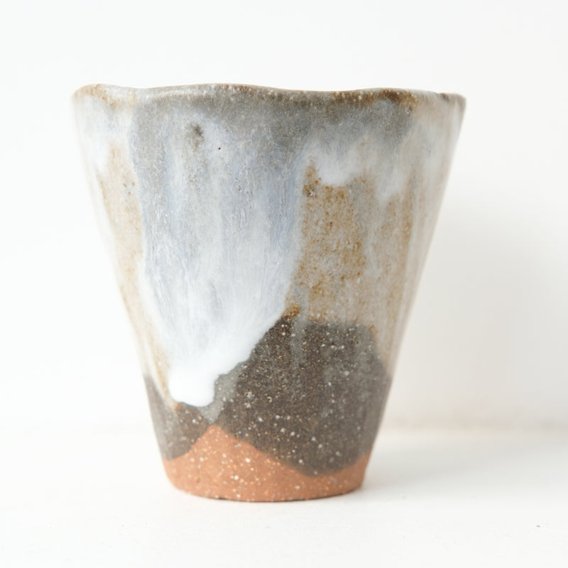 Tasse en grès roux 100ml- blanc, gris brun de Lola Moreau chez Brutal Ceramics