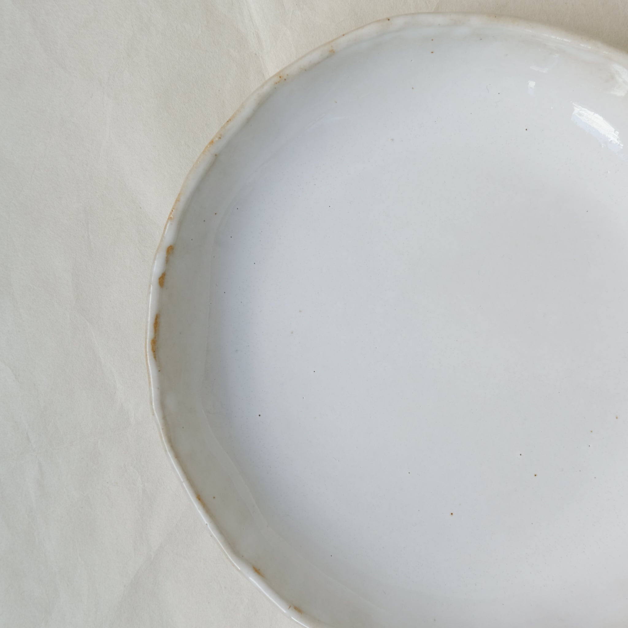 Assiette creuse en grès D 20,5cm - blanc brillant de Lola Moreau chez Brutal 