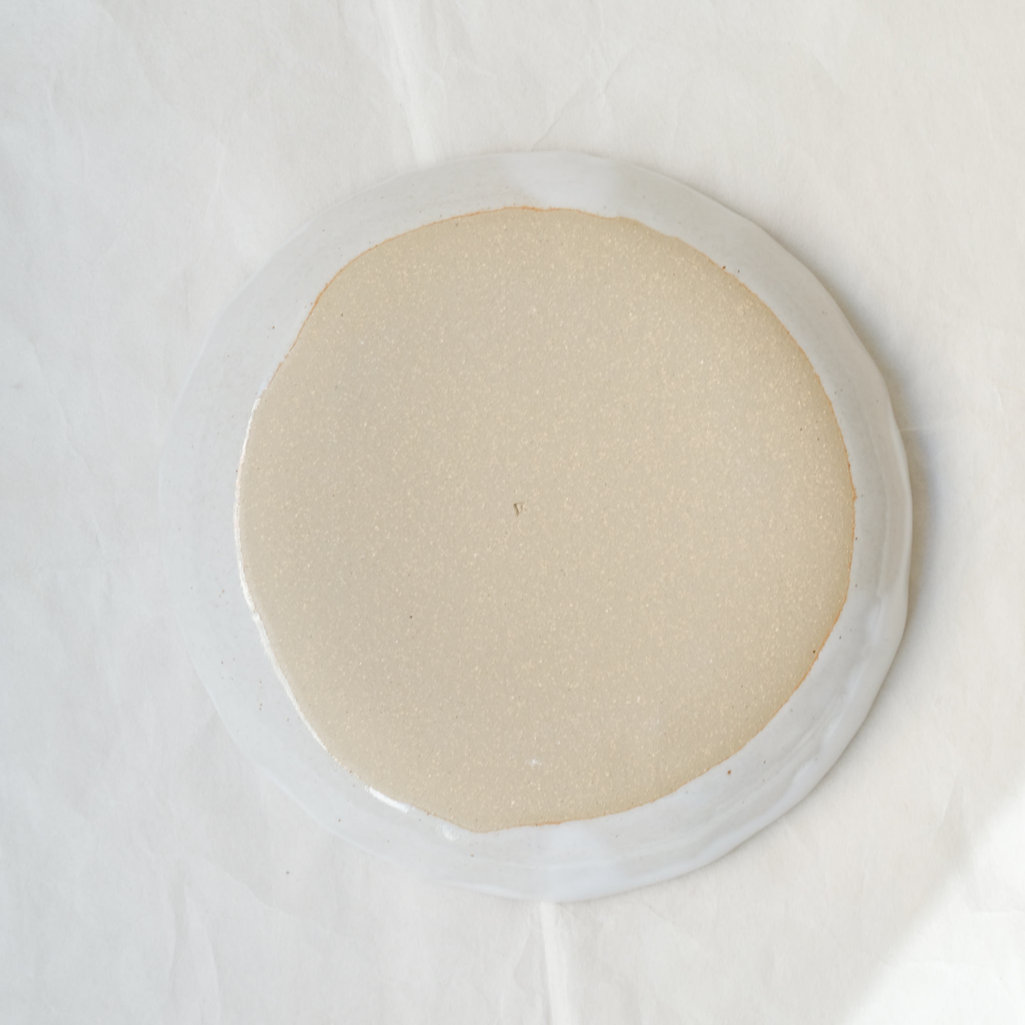 Assiette creuse en grès D 20,5cm - blanc brillant de Lola Moreau chez Brutal Ceramics
