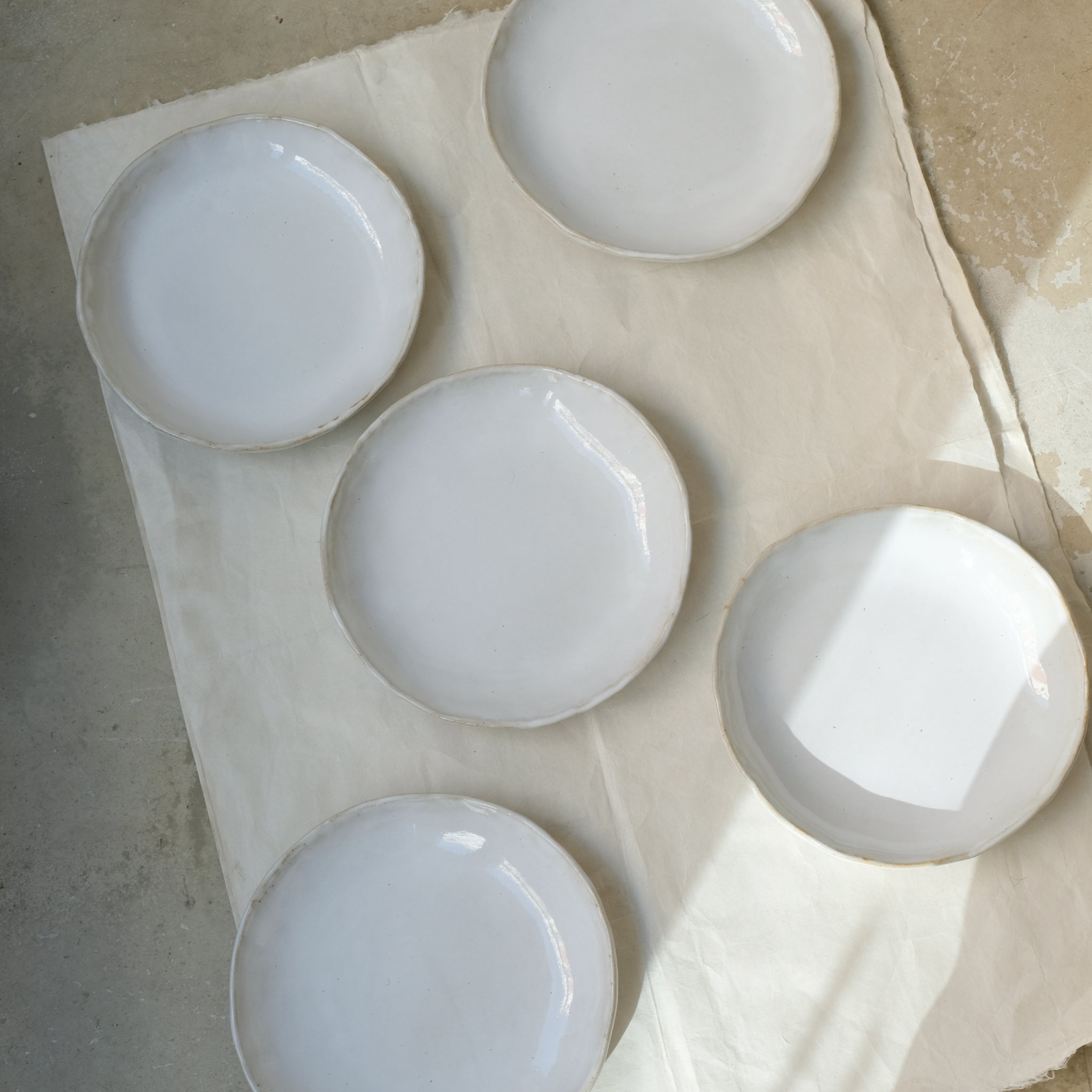 Assiette creuse en grès D 20,5cm - blanc brillant de Lola Moreau chez Brutal Ceramics