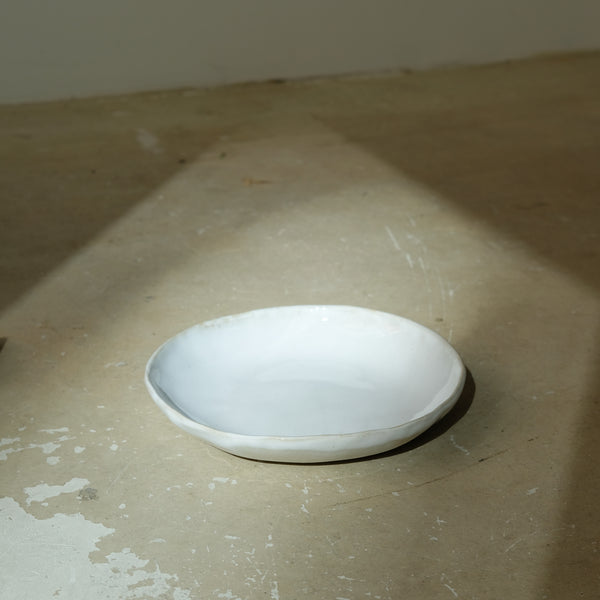 Assiette creuse en grès D 20,5cm - blanc brillant de Lola Moreau chez Brutal Ceramics