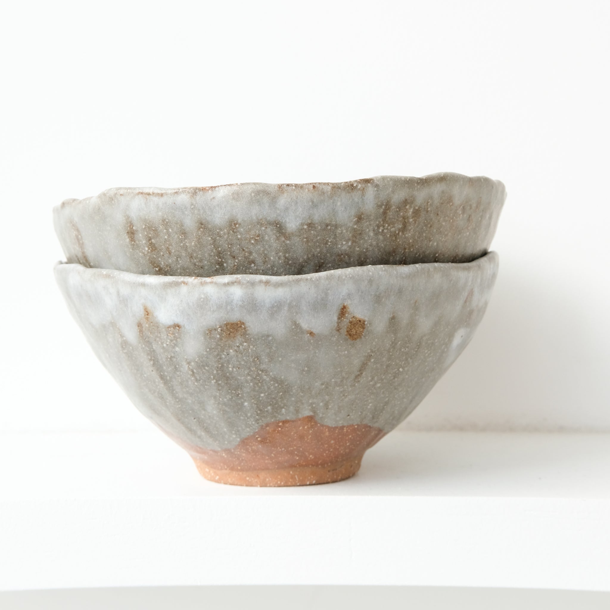 Bol en grès roux D 16cm - blanc, gris brun de Lola Moreau chez Brutal Ceramics