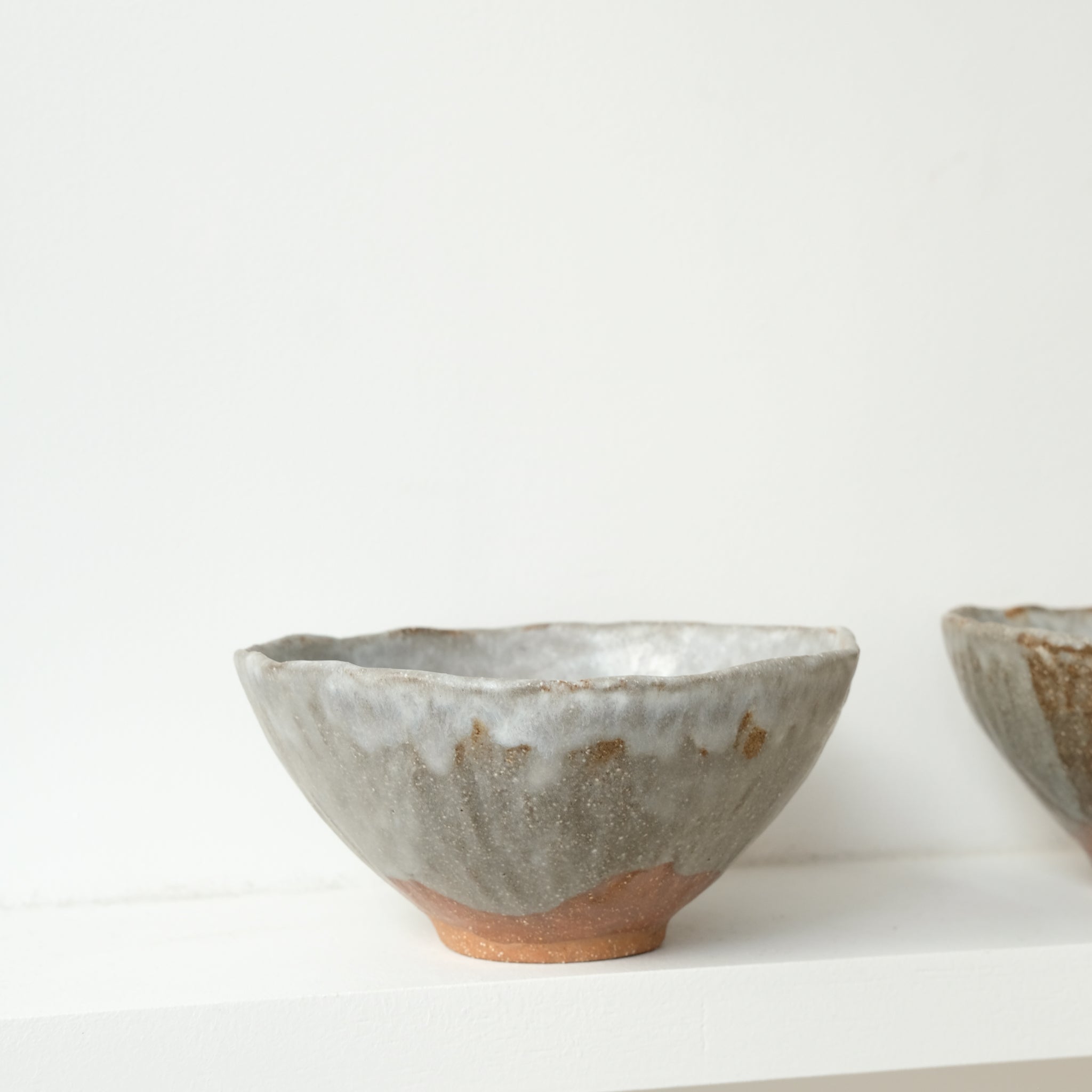 Bol en grès roux D 16cm - blanc, gris brun de Lola Moreau chez Brutal Ceramics