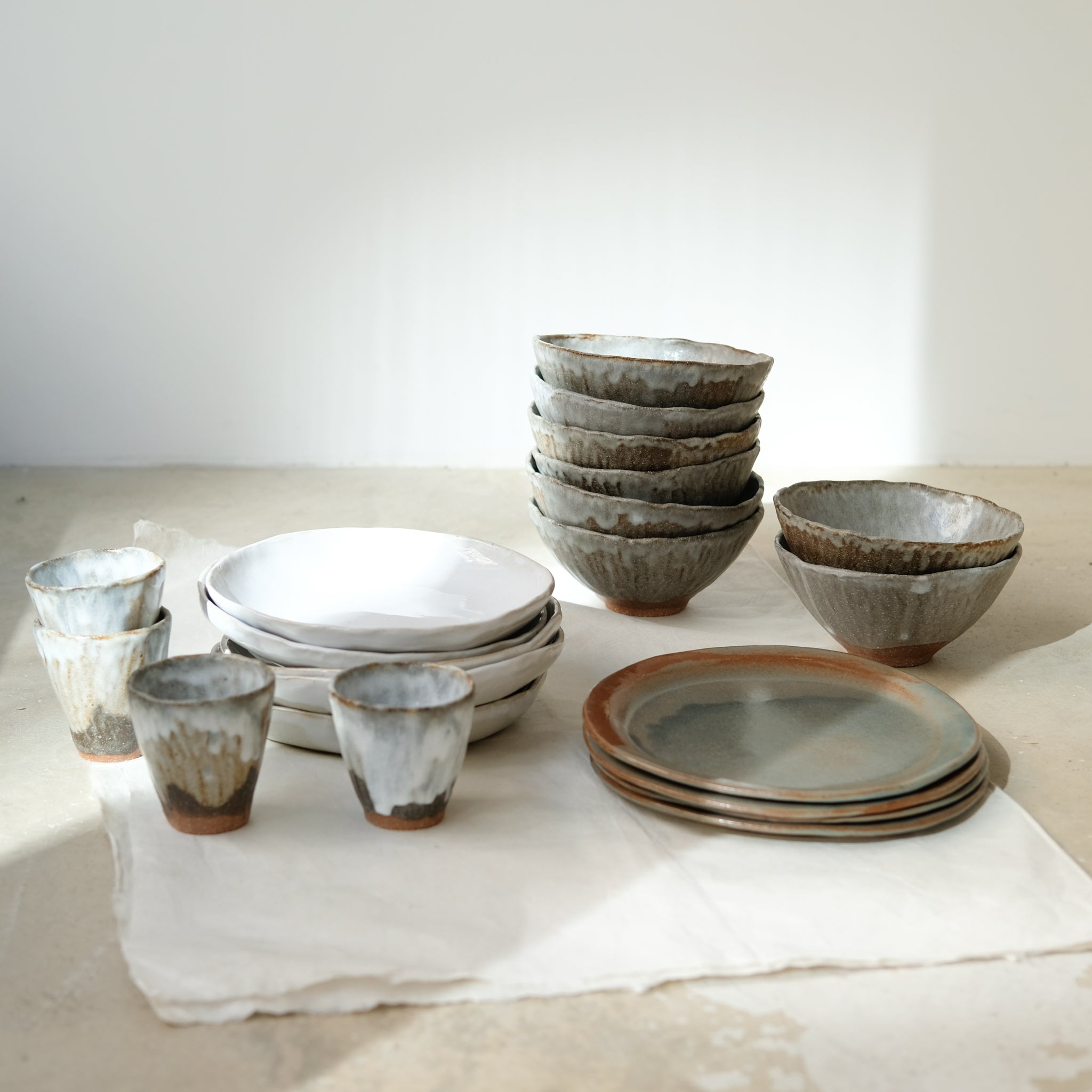 Tasse en grès roux 100ml- blanc, gris brun de Lola Moreau chez Brutal Ceramics