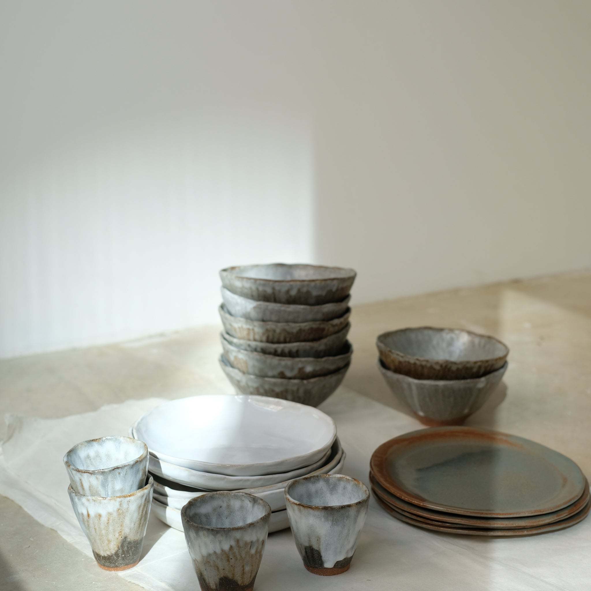 Assiette à rebord en grès D 22,5cm - vert bleu de Lola Moreau chez Brutal Ceramics