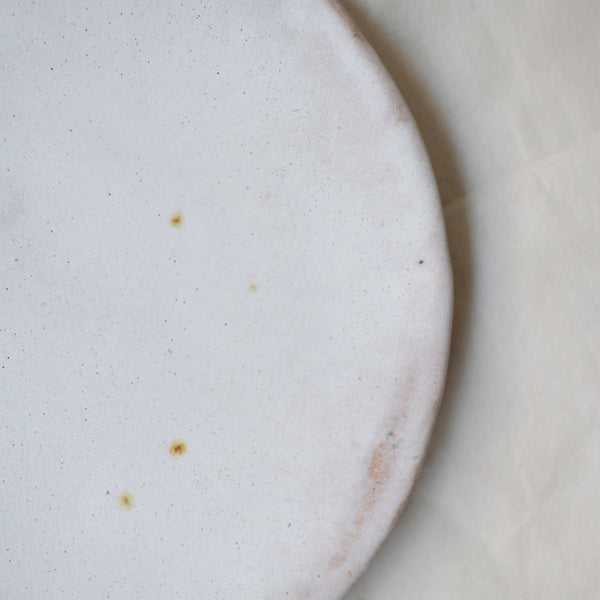 Assiette en grès recolté D 19cm - blanc de Nathalie Reocreux chez Brutal Ceramics
