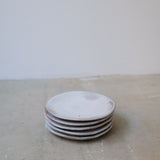 Assiette en grès recolté D 19cm - blanc de Nathalie Reocreux chez Brutal Ceramics