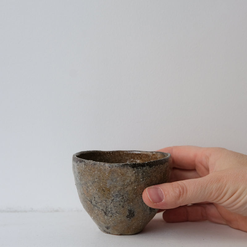 Tasse en grès recoltée 150 ml - vert marron de Nathalie Reocreux chez Brutal Ceramics