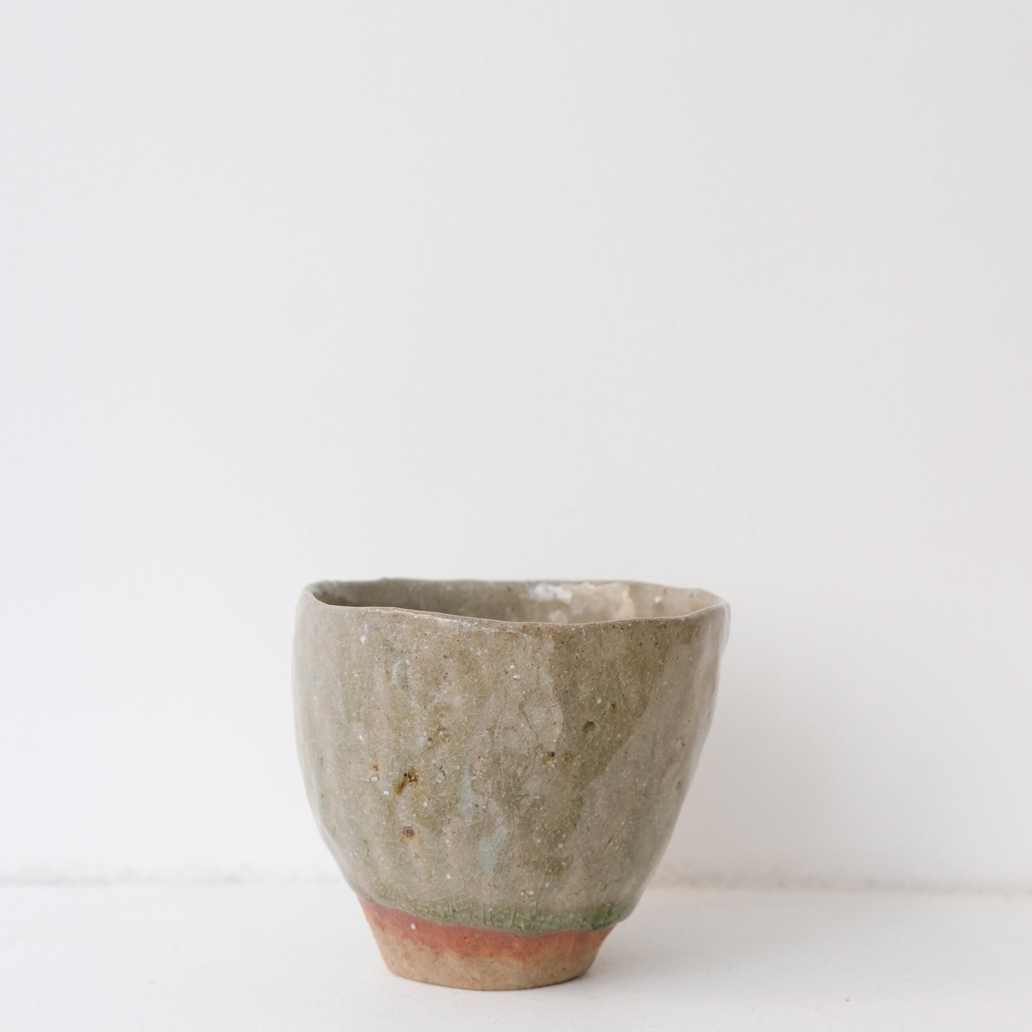Tasse en grès recoltée 150 ml - vert de Nathalie Reocreux chez Brutal Ceramics