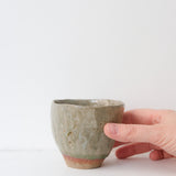 Tasse en grès recoltée 150 ml - vert de Nathalie Reocreux chez Brutal Ceramics