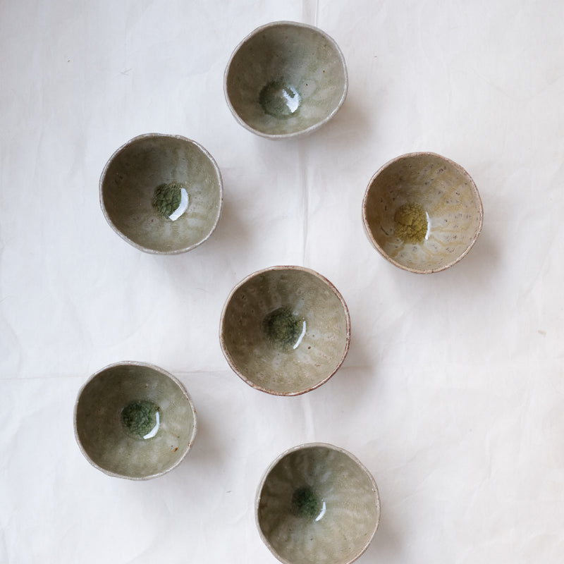 Tasse en grès recoltée 150 ml - vert de Nathalie Reocreux chez Brutal Ceramics