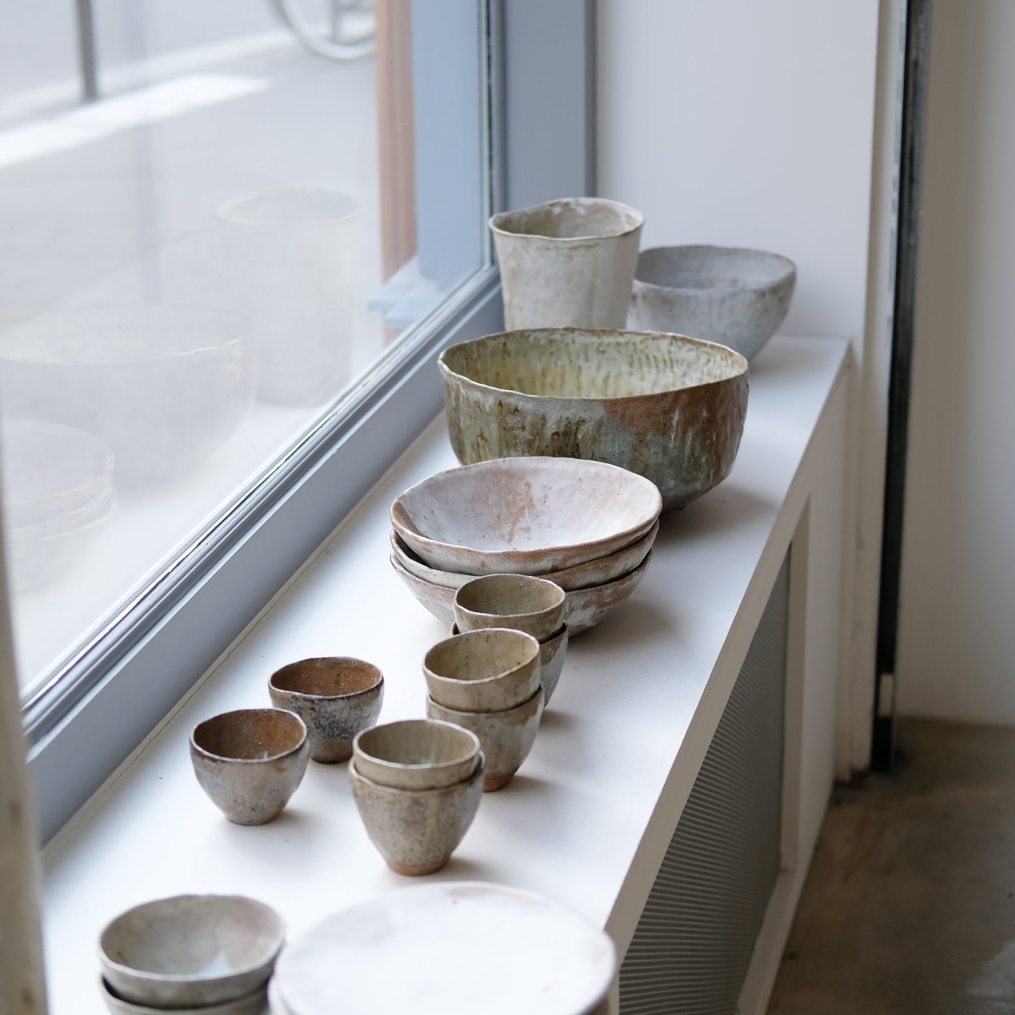 Coupe en grès recolté H 12,5 cm - blanc de Nathalie Reocreux chez Brutal Ceramics