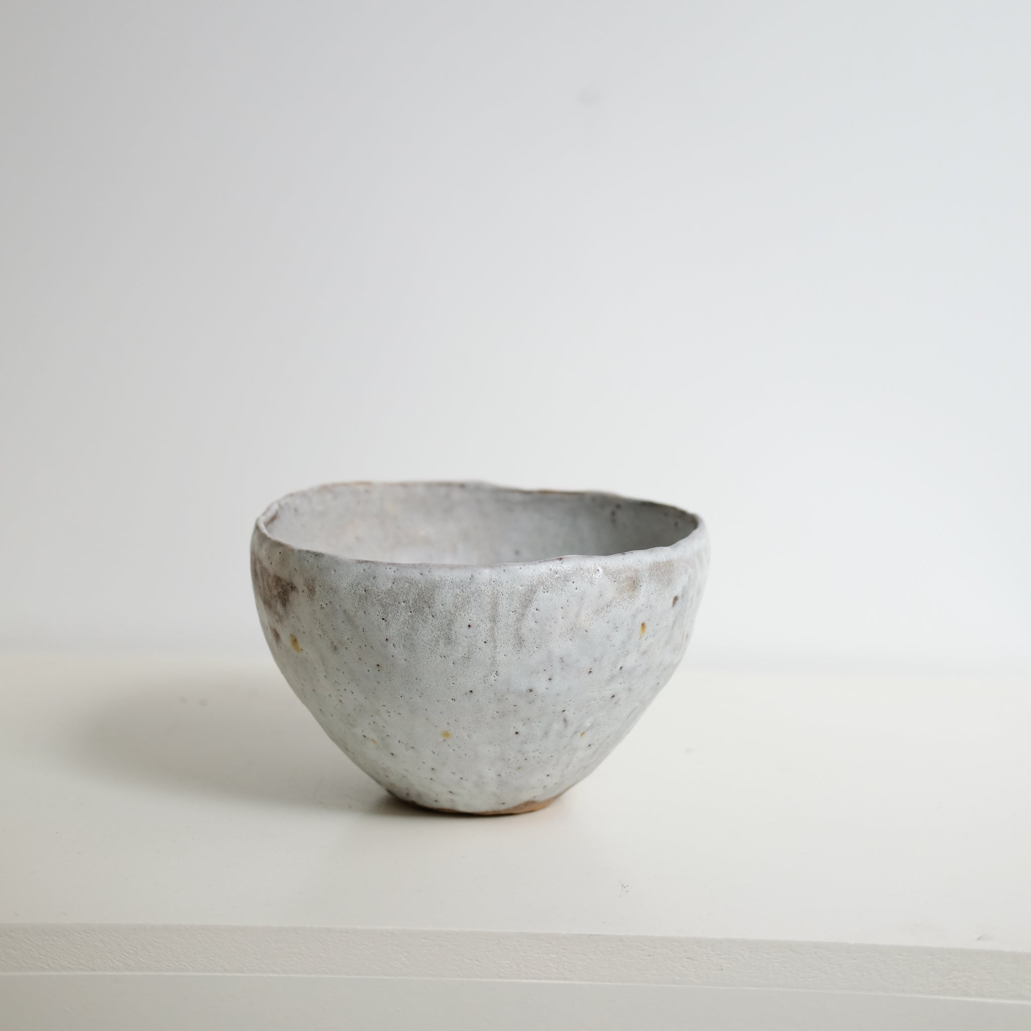Coupe en grès recolté H 12,5 cm - blanc de Nathalie Reocreux chez Brutal Ceramics
