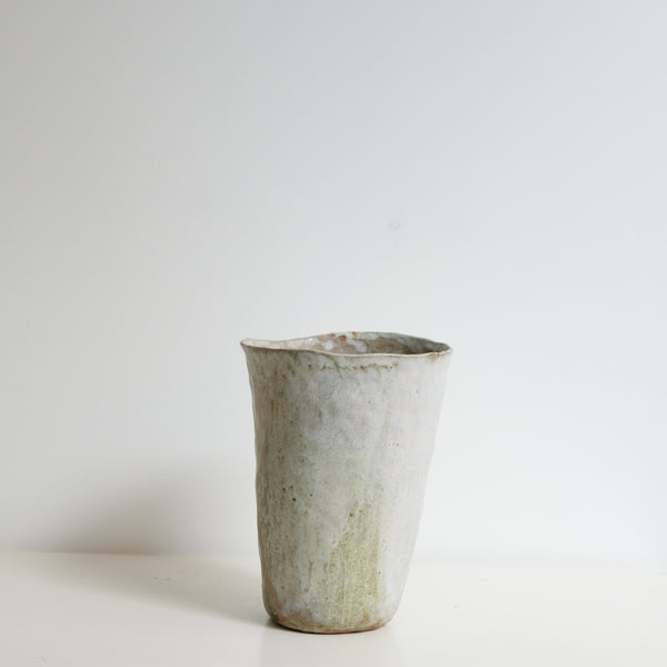 Vase en grès H 21 cm - blanc vert  de Nathalie Reocreux chez Brutal Ceramics
