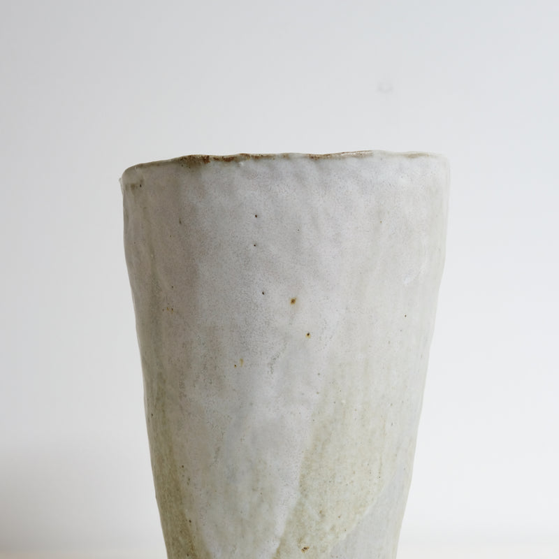 Vase en grès H 21 cm - blanc vert  de Nathalie Reocreux chez Brutal Ceramics