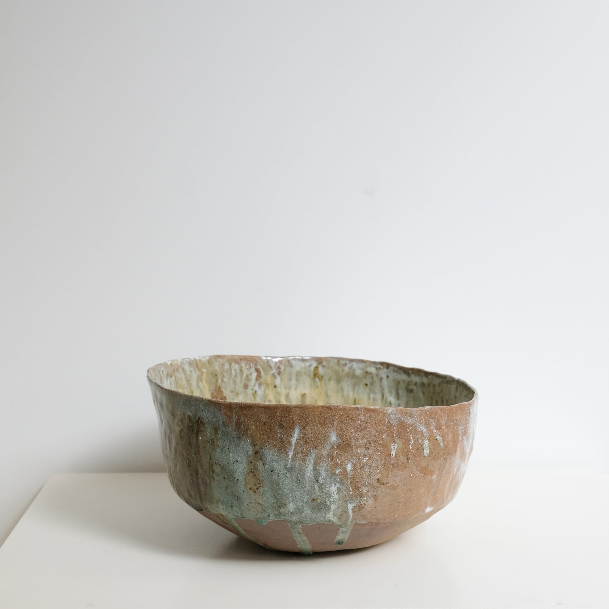 Coupe en grès récolté D 29cm - blanc et bruns de Nathalie Reocreux chez Brutal Ceramics