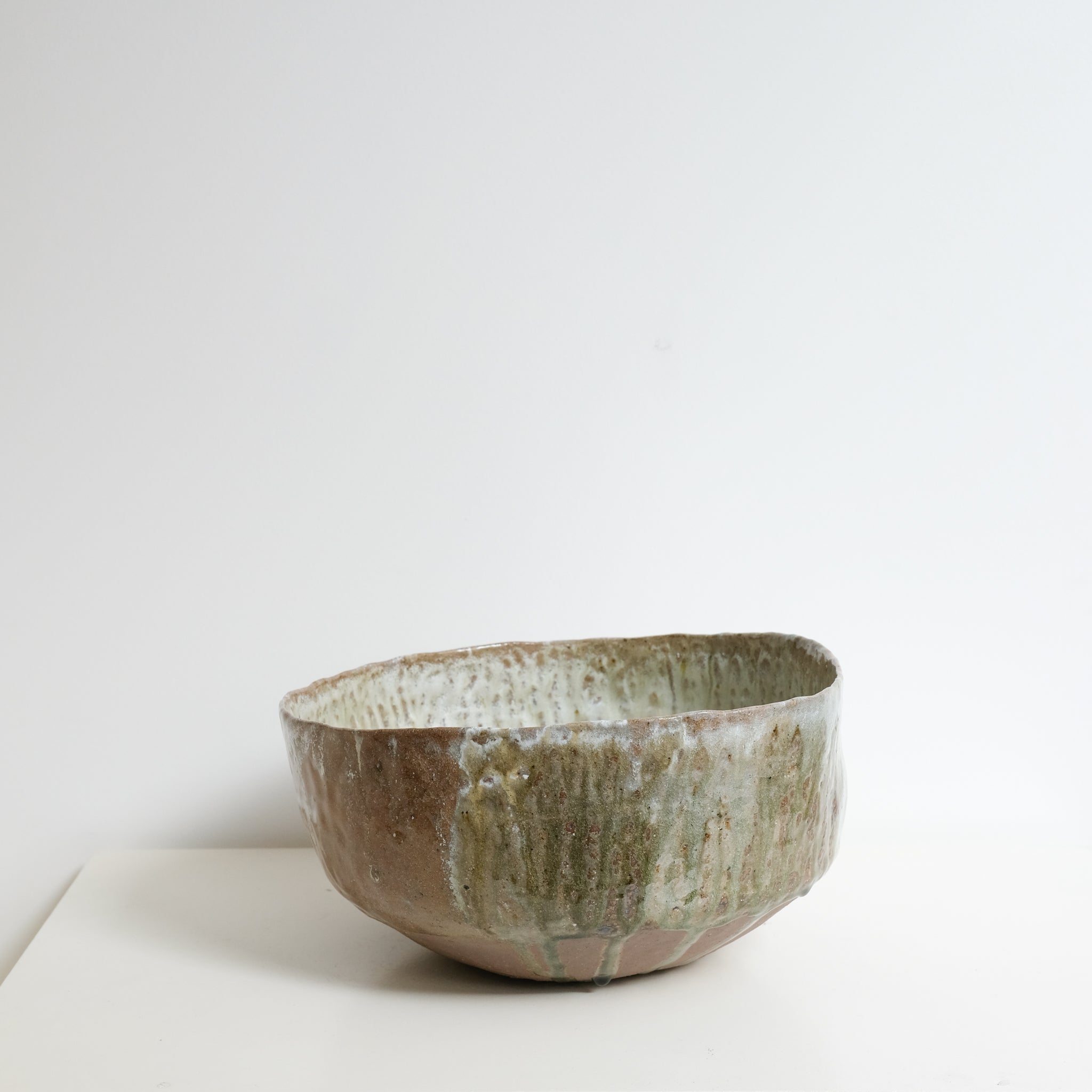 Coupe en grès récolté D 29cm - blanc et bruns de Nathalie Reocreux chez Brutal Ceramics