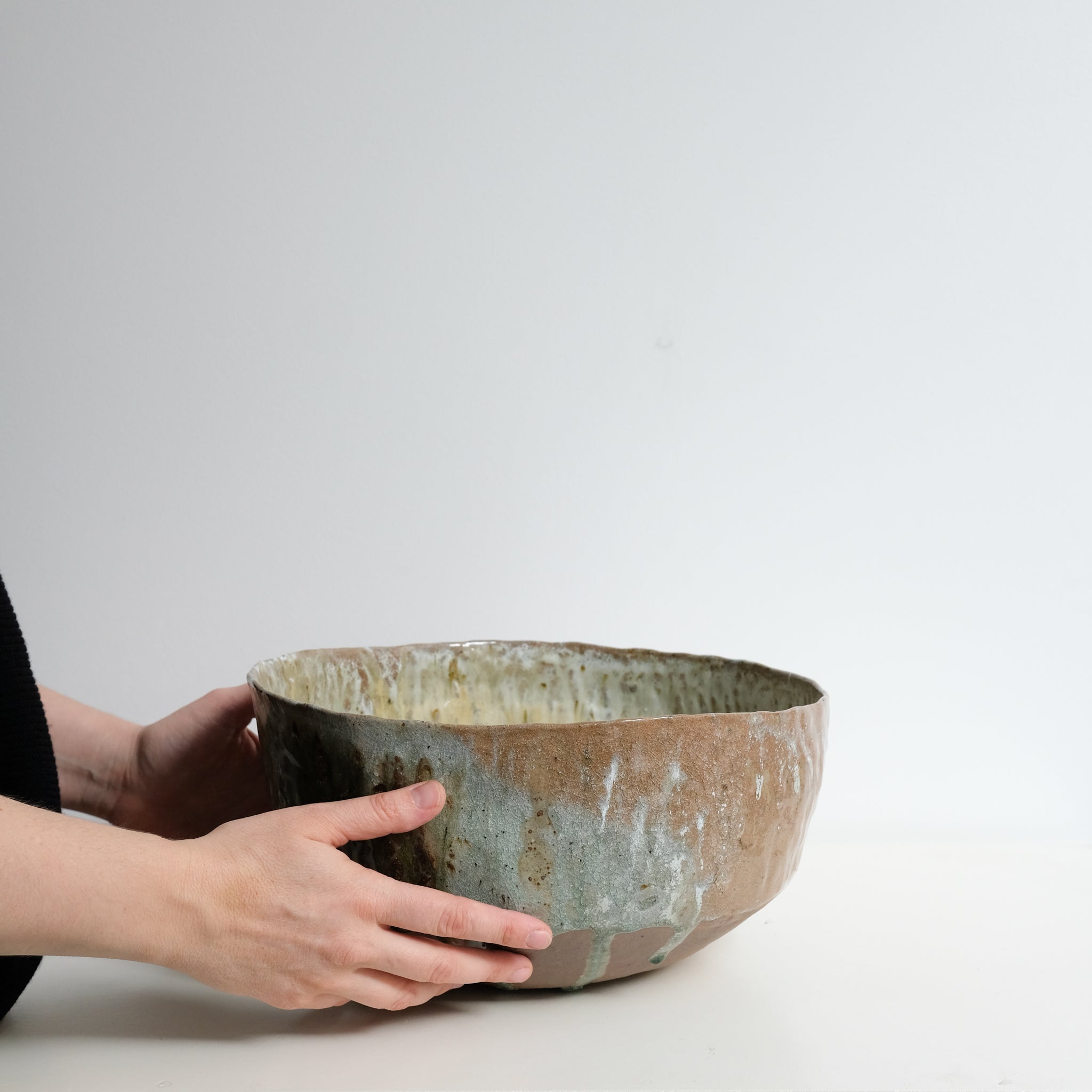 Coupe en grès récolté D 29cm - blanc et bruns de Nathalie Reocreux chez Brutal Ceramics