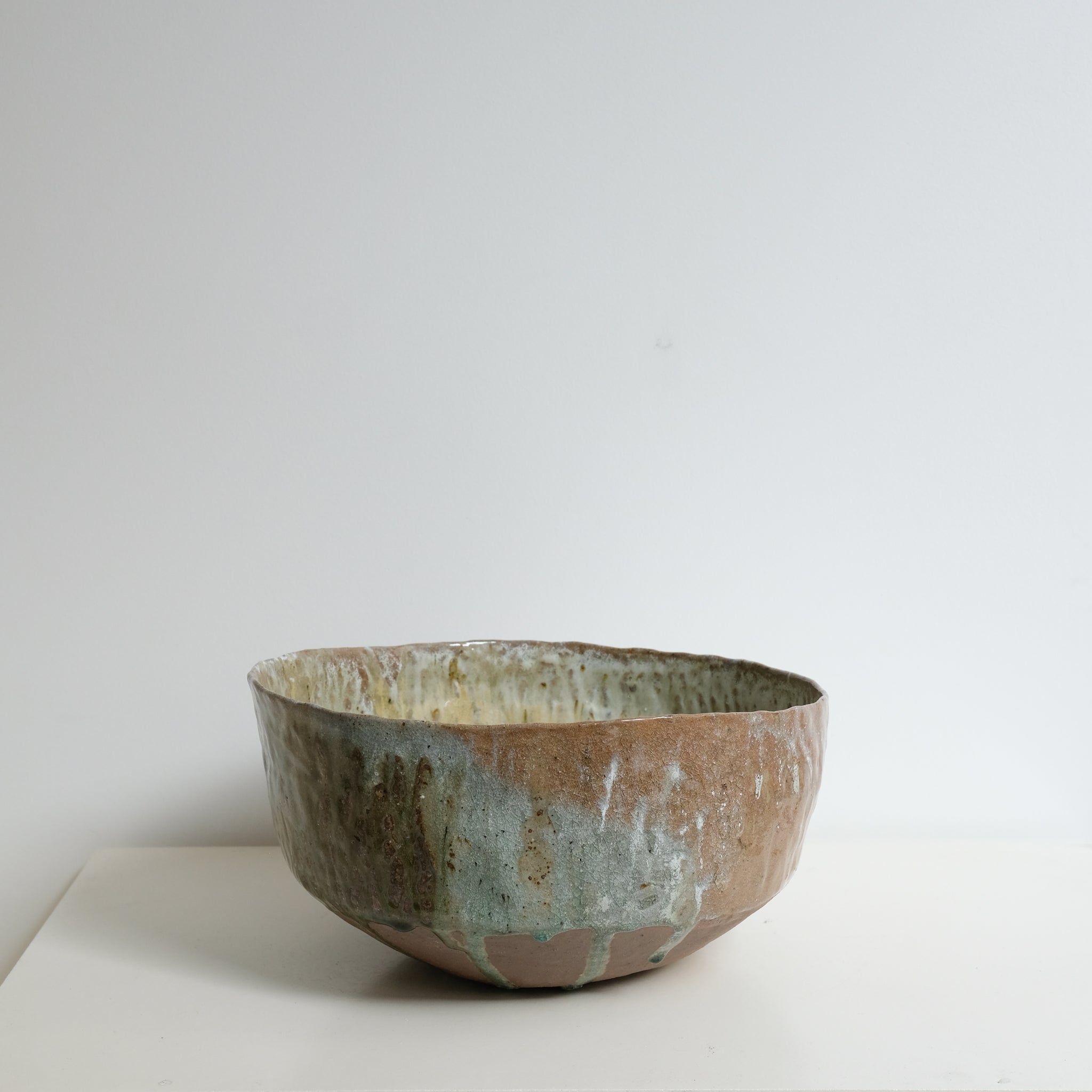 Coupe en grès récolté D 29cm - blanc et bruns de Nathalie Reocreux chez Brutal Ceramics