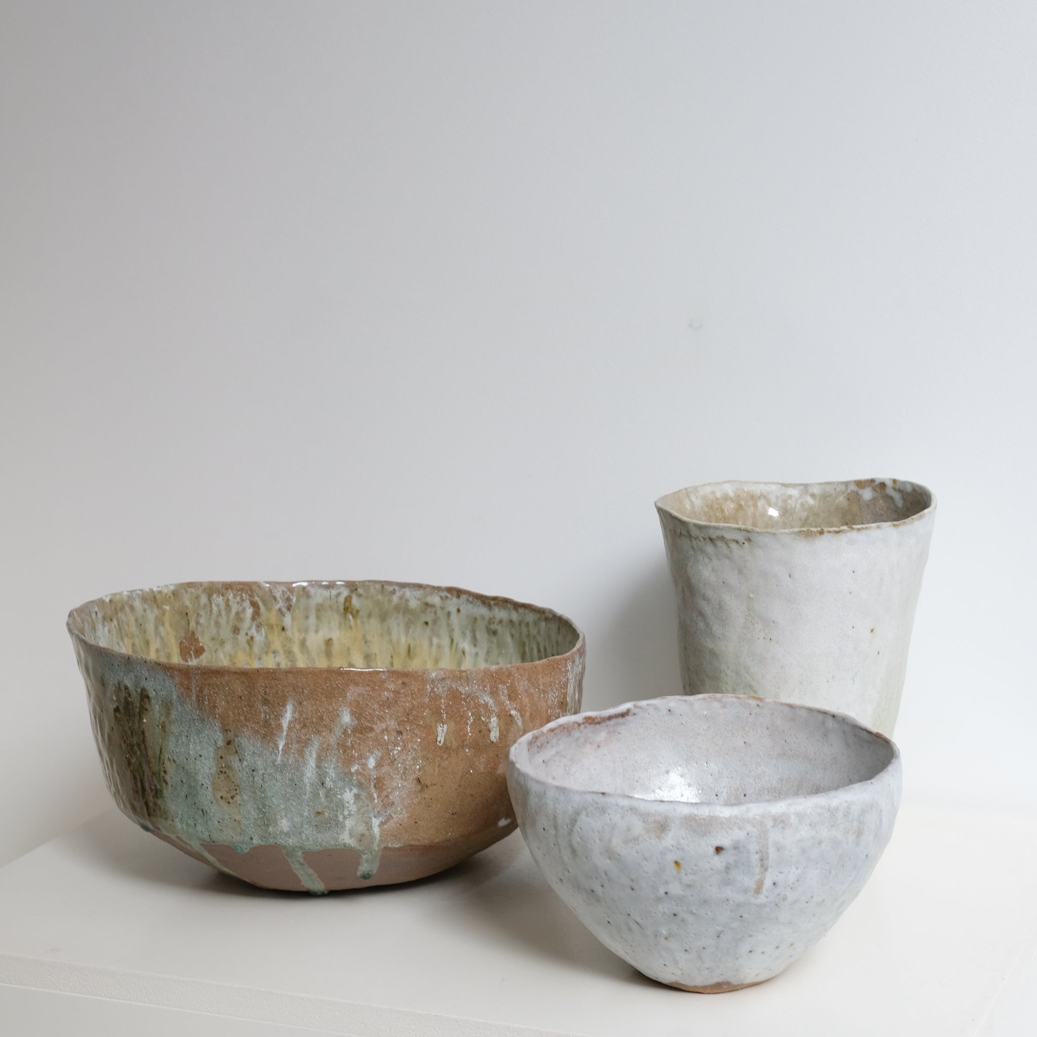 Coupe en grès récolté D 29cm - blanc et bruns de Nathalie Reocreux chez Brutal Ceramics