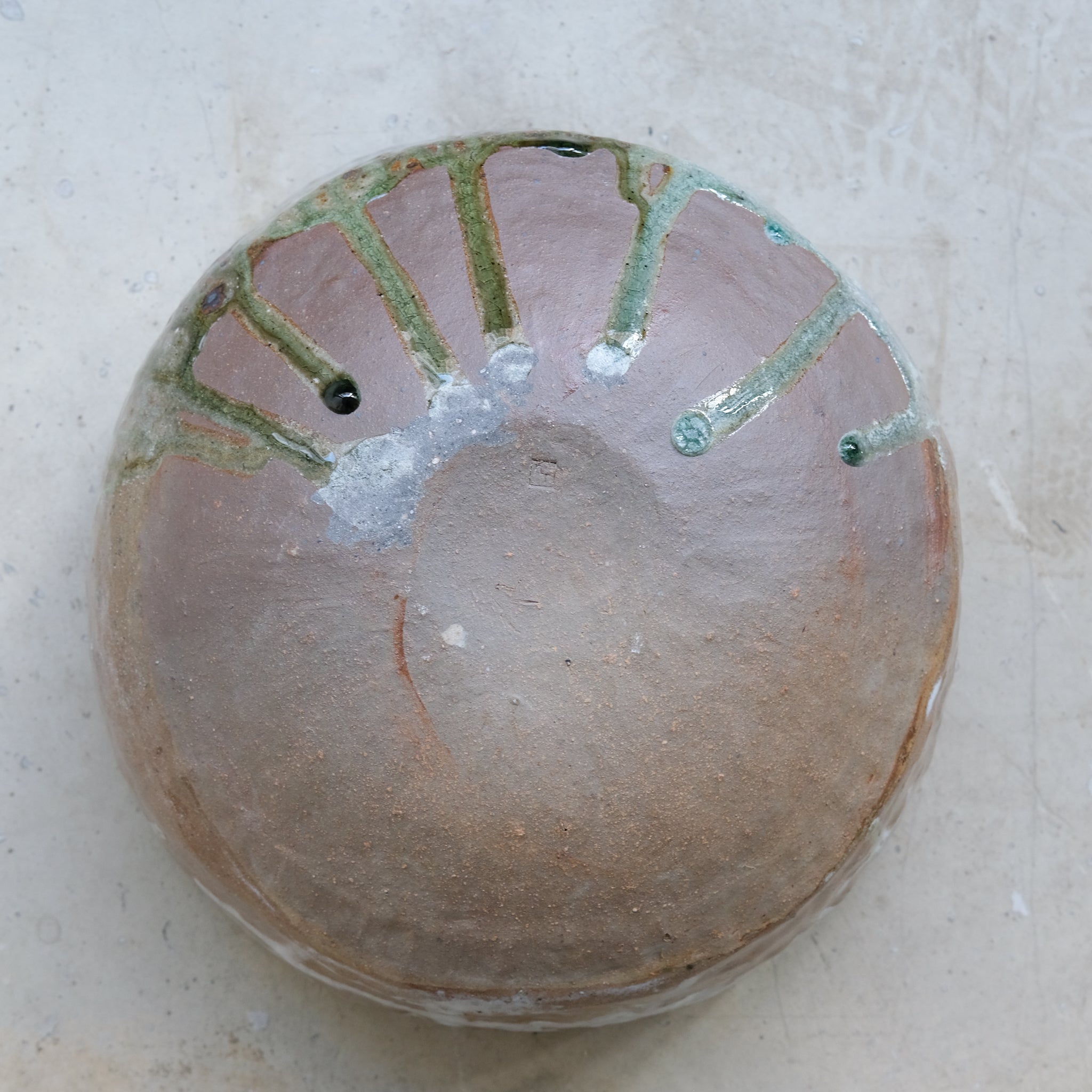 Coupe en grès récolté D 29cm - blanc et bruns de Nathalie Reocreux chez Brutal Ceramics