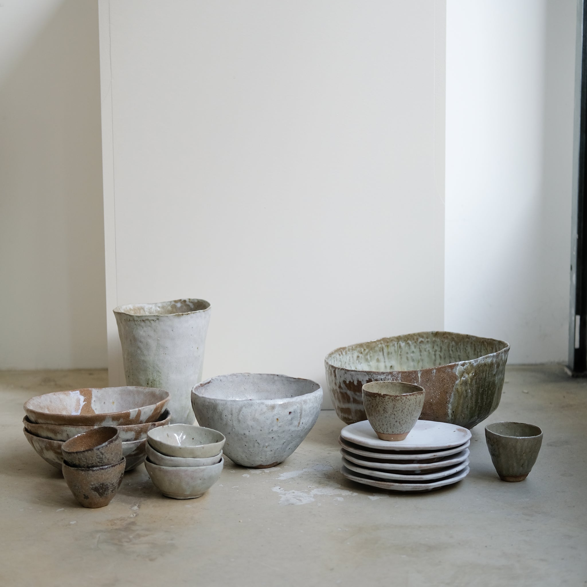 Coupe en grès récolté D 29cm - blanc et bruns de Nathalie Reocreux chez Brutal Ceramics