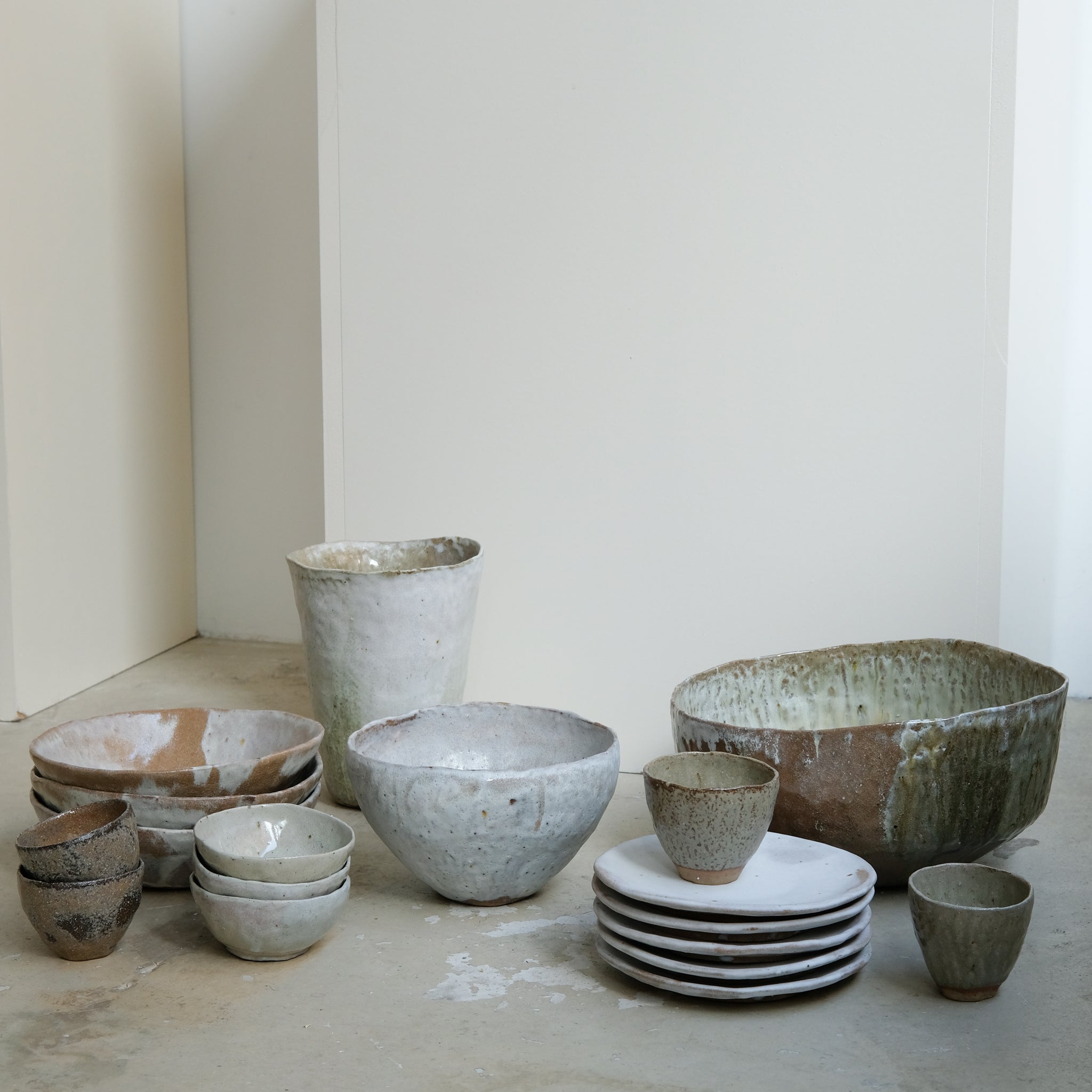 Assiette en grès recolté D 19cm - blanc de Nathalie Reocreux chez Brutal Ceramics
