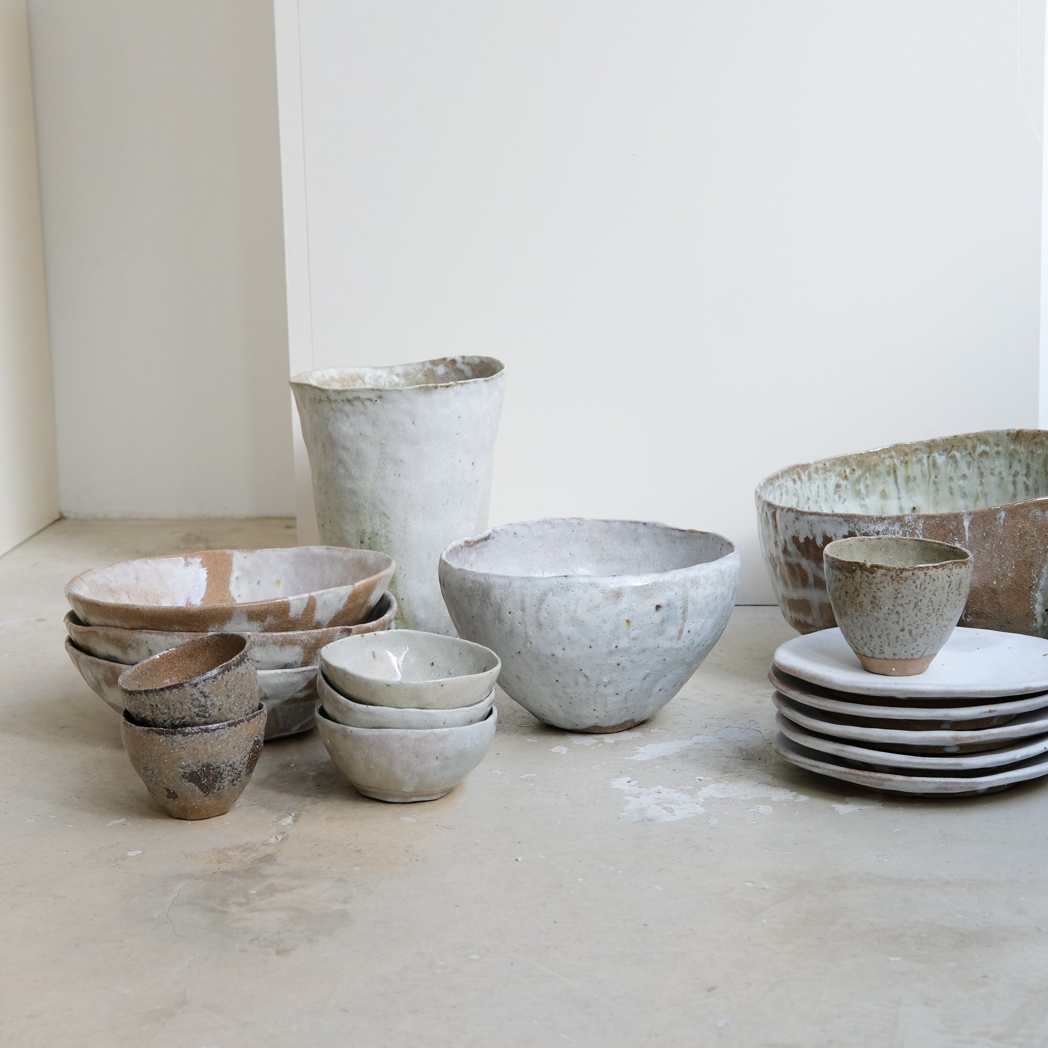 Coupe en grès recolté H 12,5 cm - blanc de Nathalie Reocreux chez Brutal Ceramics