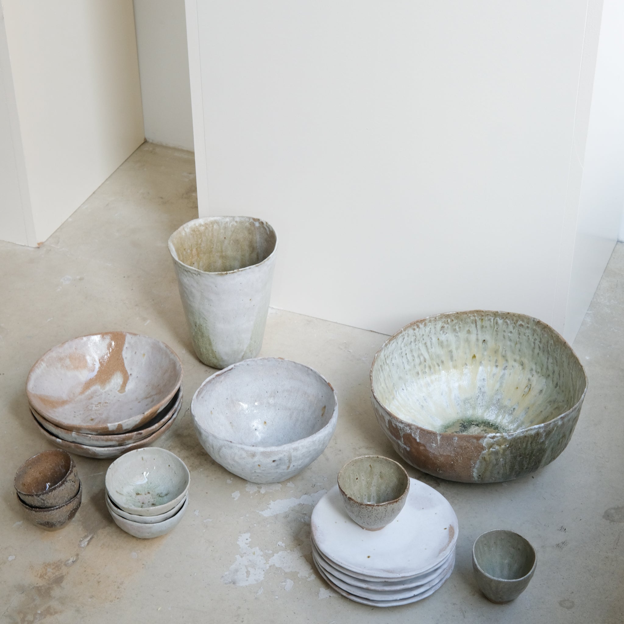 Coupe en grès récolté D 29cm - blanc et bruns de Nathalie Reocreux chez Brutal Ceramics