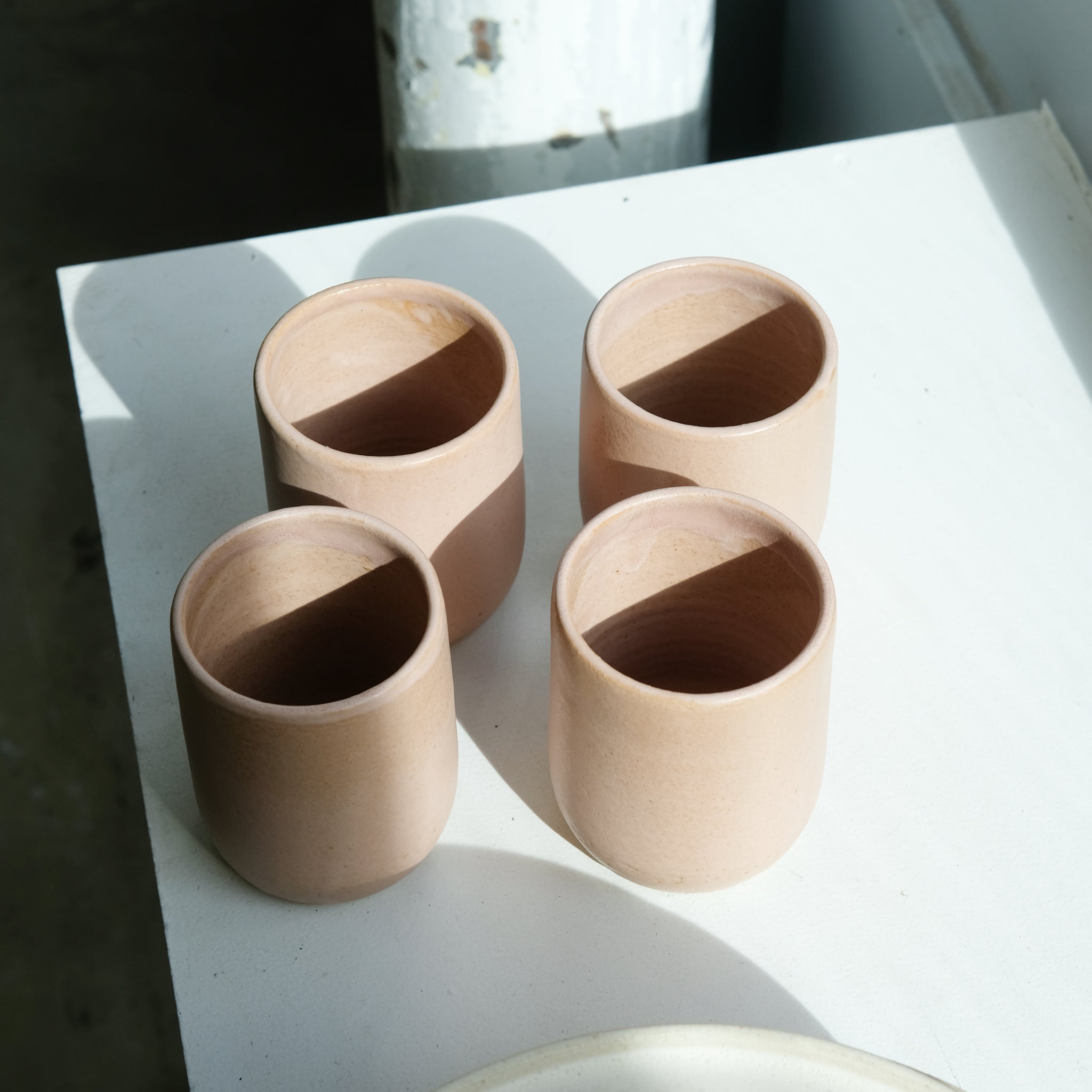Tasse en grès, rose mat par Nolwenn Baillet chez Brutal Ceramics