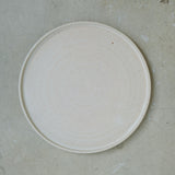 Assiette en grès, beige par Nolwenn Baillet chez Brutal Ceramics