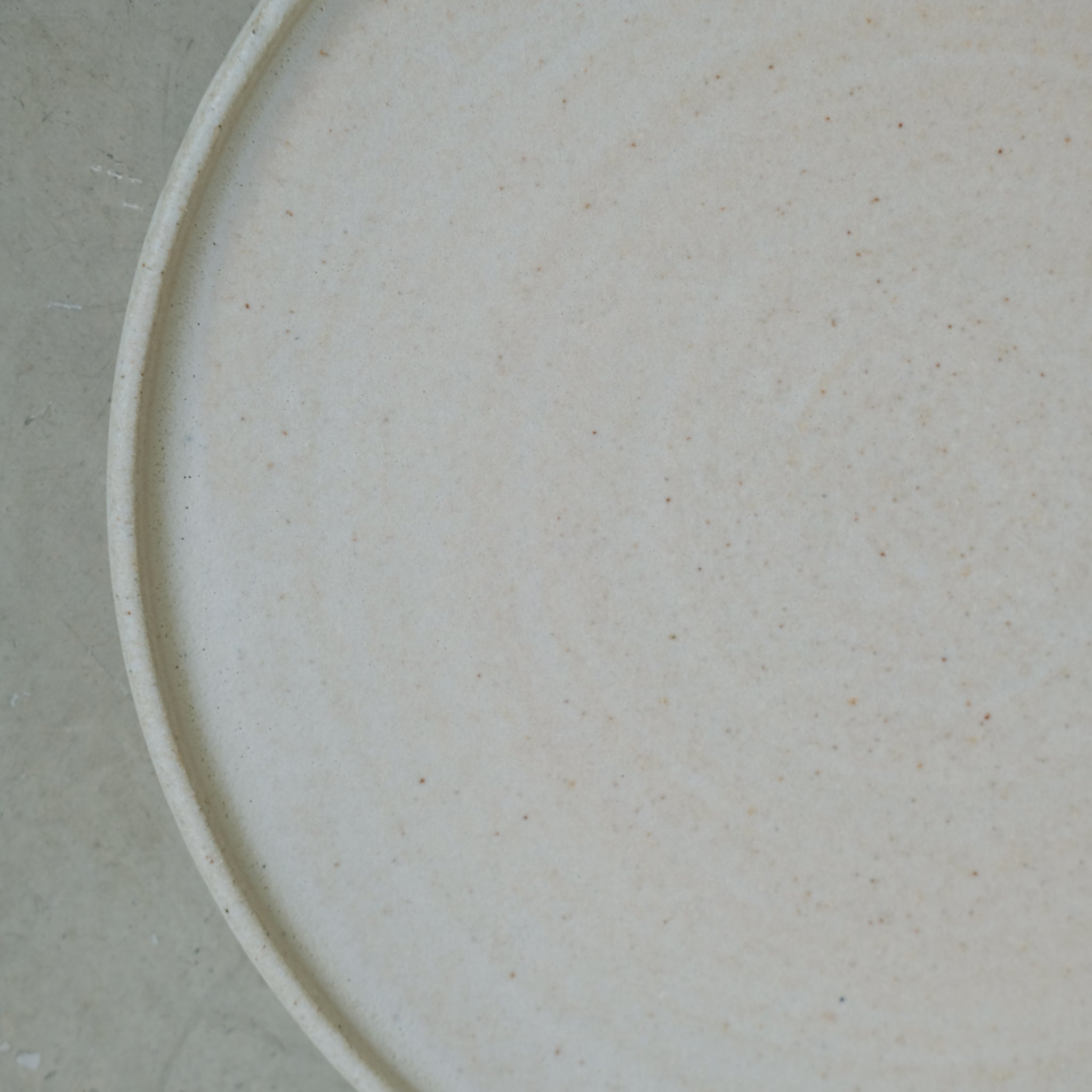 Assiette en grès, beige par Nolwenn Baillet chez Brutal Ceramics