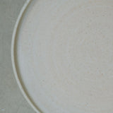 Assiette en grès, beige par Nolwenn Baillet chez Brutal Ceramics
