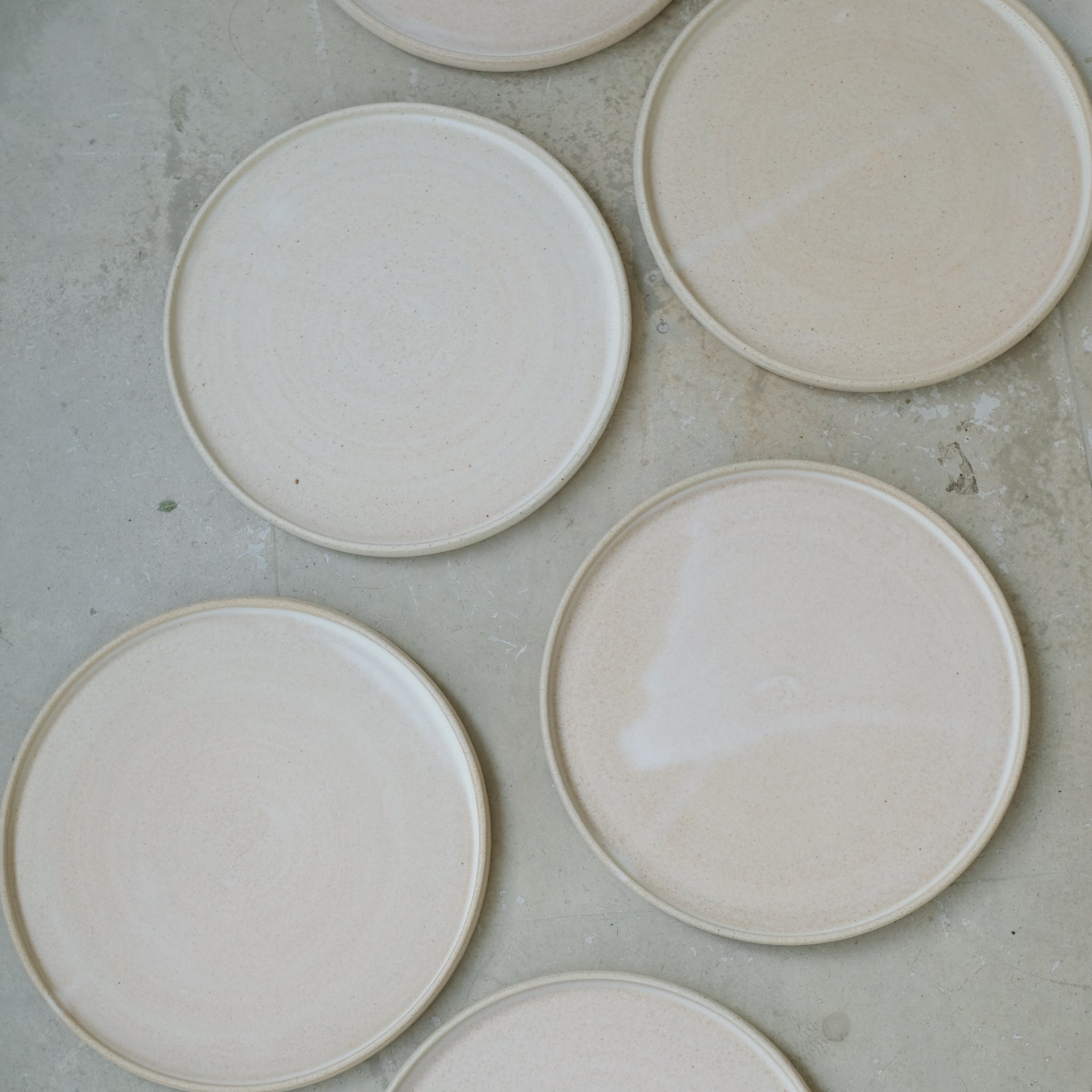 Assiette en grès, beige par Nolwenn Baillet chez Brutal Ceramics