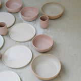 Assiette en grès, beige par Nolwenn Baillet chez Brutal Ceramics