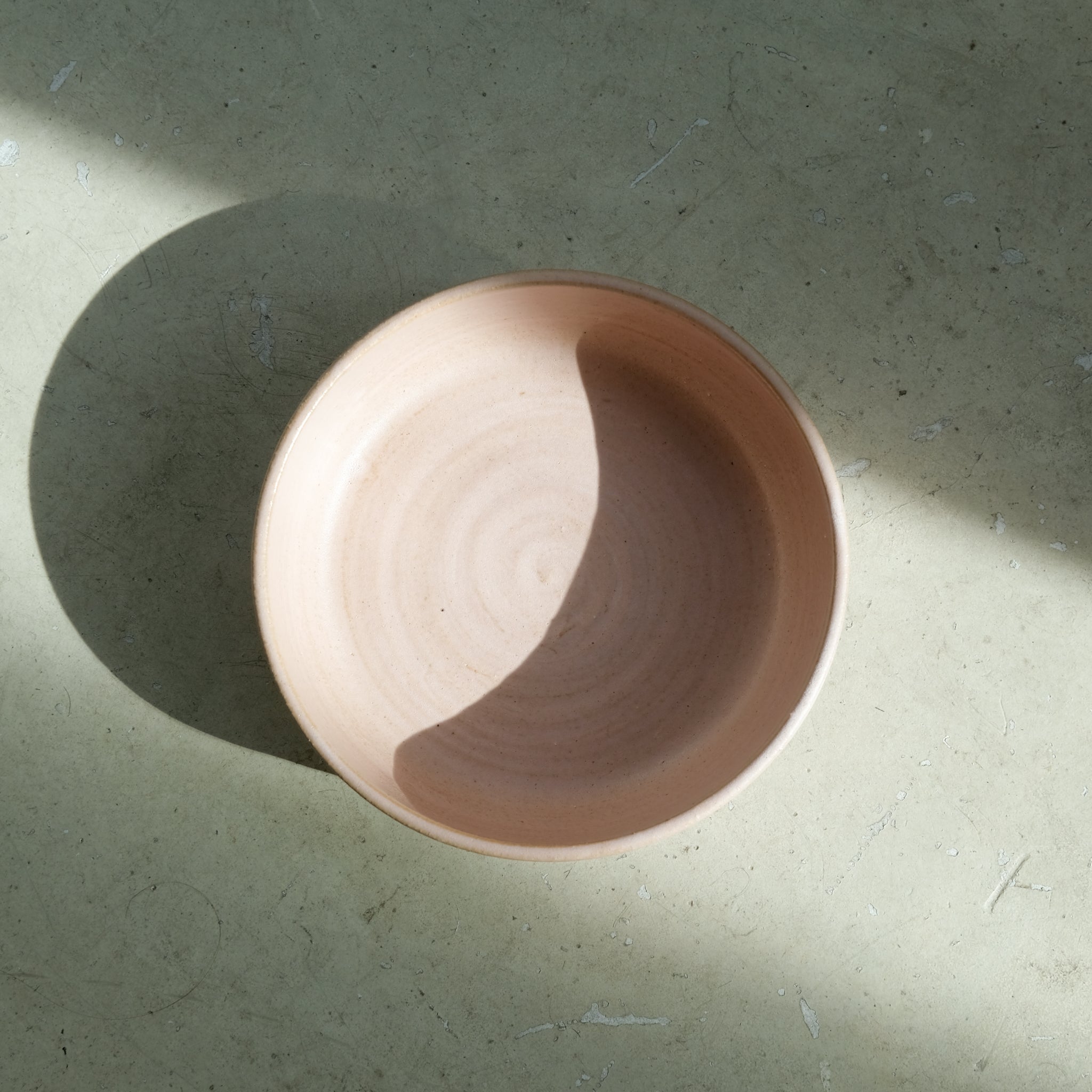 Bol en grès, rose mat par Nolwenn Baillet chez Brutal Ceramics