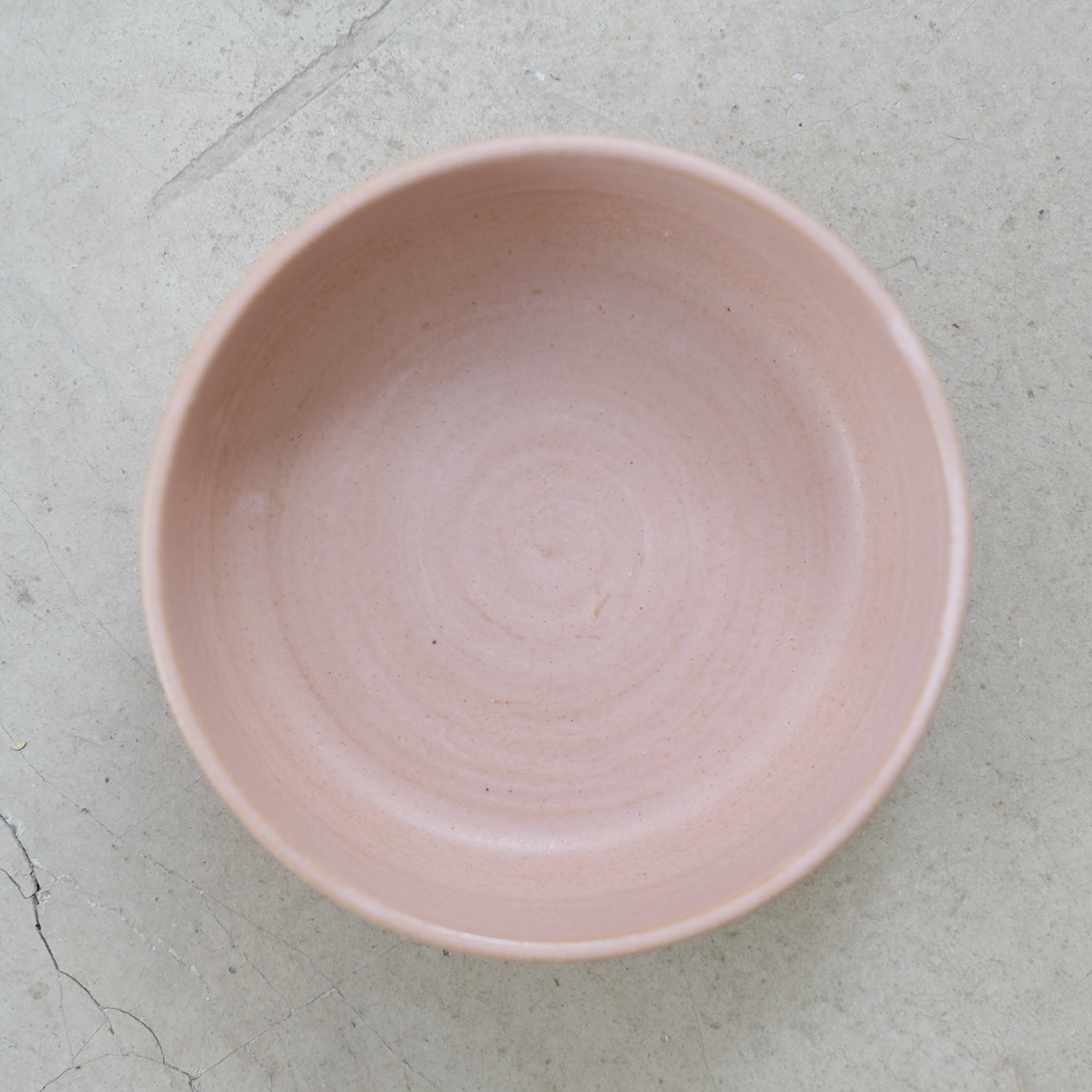 Bol en grès, rose mat par Nolwenn Baillet chez Brutal Ceramics